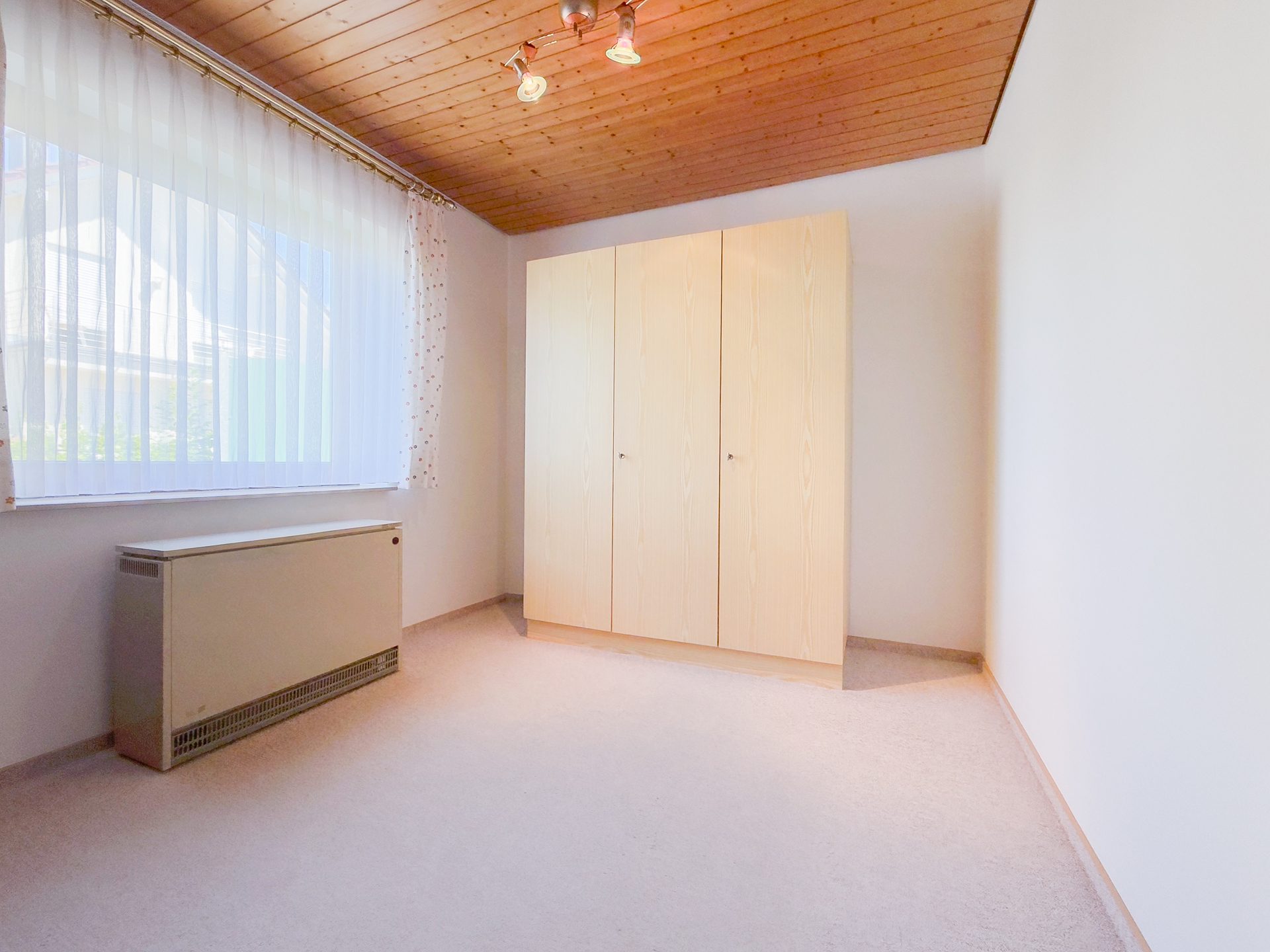 Kind/Gast/Arbeiten-EG Immobilienangebot - Geislingen - Alle - Top gepflegt in bevorzugter Wohnlage: 4 Garagen, 2 Balkone, Garten, Hobbyraum, ELW mögl., bezugsfrei