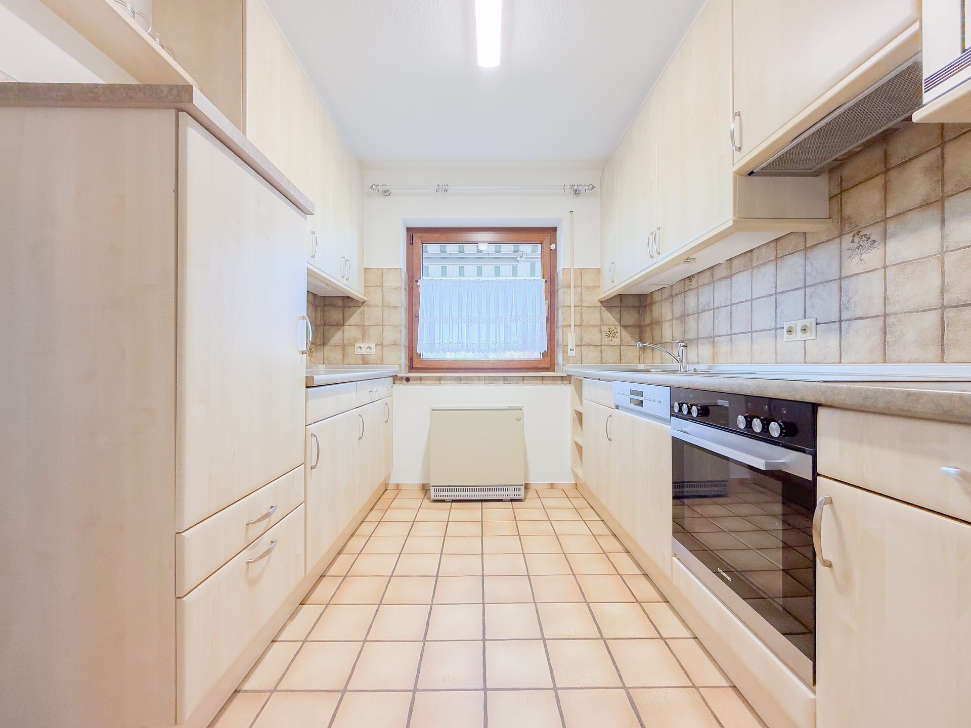 Küche-EG Immobilienangebot - Geislingen - Alle - Top gepflegt in bevorzugter Wohnlage: 4 Garagen, 2 Balkone, Garten, Hobbyraum, ELW mögl., bezugsfrei