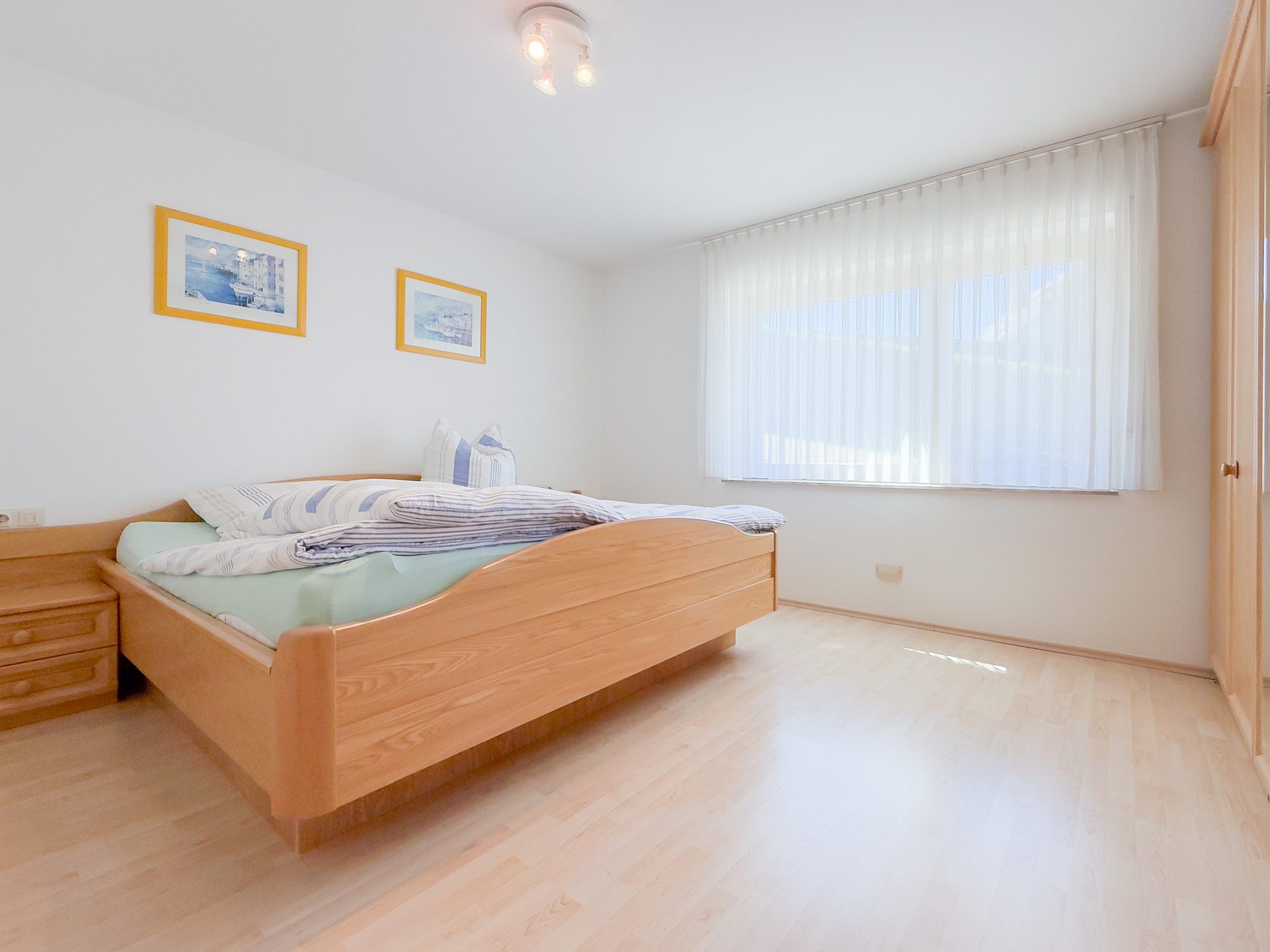 Schlafen-EG Immobilienangebot - Geislingen - Alle - Top gepflegt in bevorzugter Wohnlage: 4 Garagen, 2 Balkone, Garten, Hobbyraum, ELW mögl., bezugsfrei
