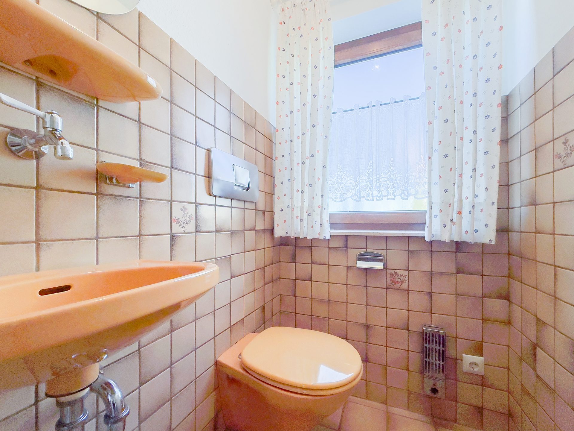 WC-EG Immobilienangebot - Geislingen - Alle - Top gepflegt in bevorzugter Wohnlage: 4 Garagen, 2 Balkone, Garten, Hobbyraum, ELW mögl., bezugsfrei