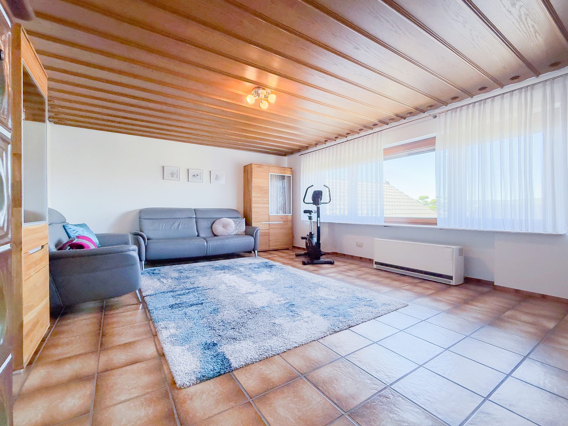 Wohnnen-EG Immobilienangebot - Geislingen - Alle - Top gepflegt in bevorzugter Wohnlage: 4 Garagen, 2 Balkone, Garten, Hobbyraum, ELW mögl., bezugsfrei