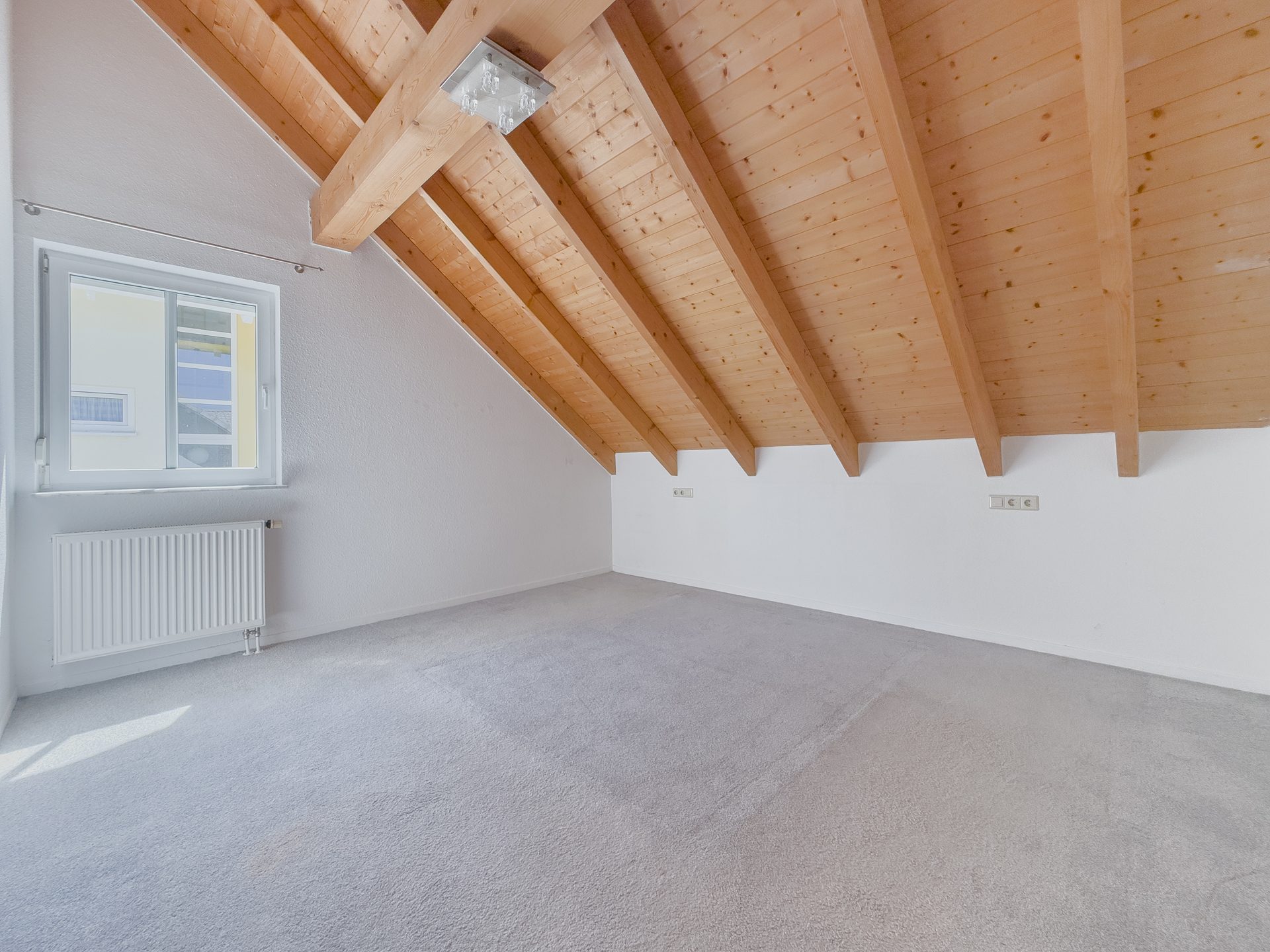 Immobilienangebot - Niedereschach - Alle - Wohnen auf zwei Ebenen:
4,5-Zimmer-Maisonettewohnung mit Balkon in gepflegter Wohnanlage
