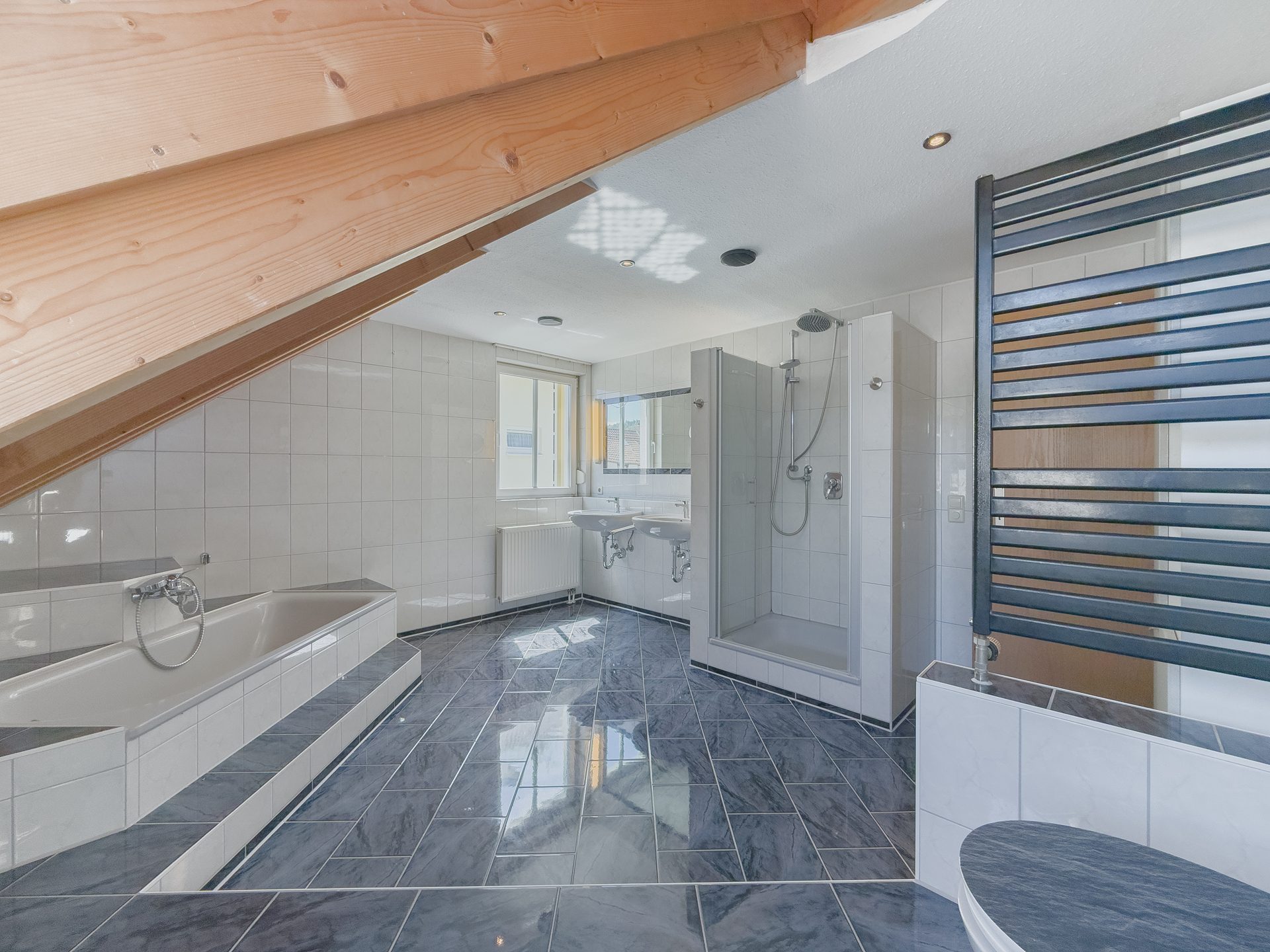 Immobilienangebot - Niedereschach - Alle - Wohnen auf zwei Ebenen:
4,5-Zimmer-Maisonettewohnung mit Balkon in gepflegter Wohnanlage