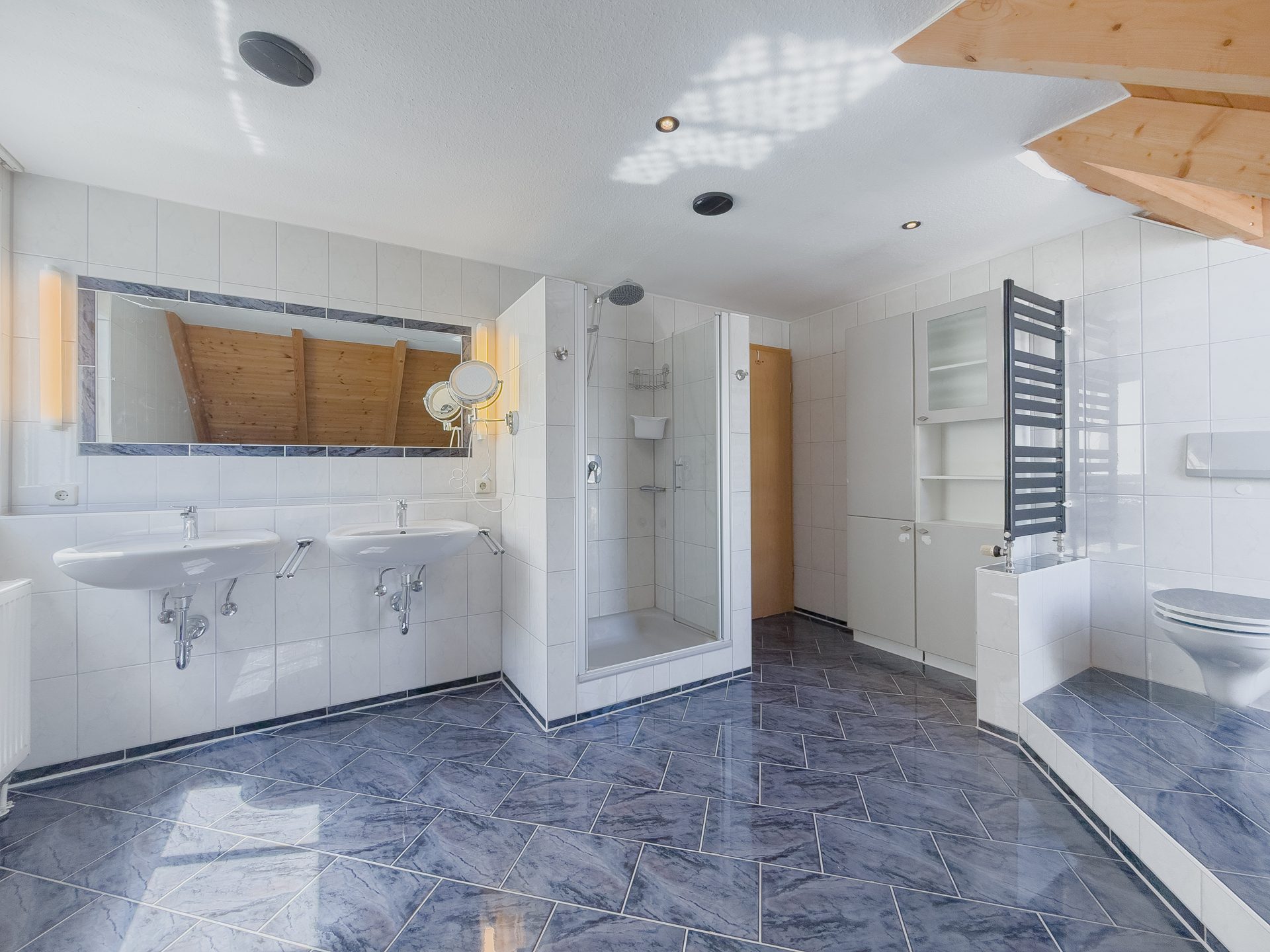Immobilienangebot - Niedereschach - Alle - Wohnen auf zwei Ebenen:
4,5-Zimmer-Maisonettewohnung mit Balkon in gepflegter Wohnanlage