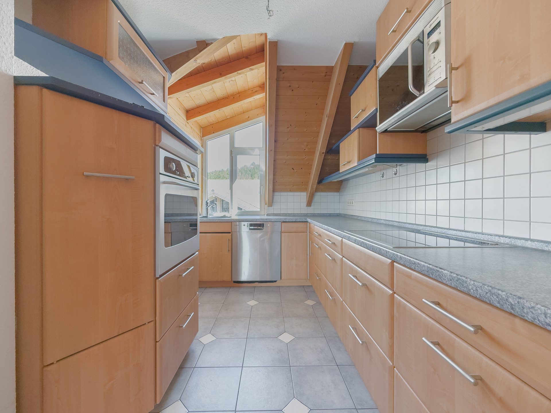 Immobilienangebot - Niedereschach - Alle - Wohnen auf zwei Ebenen:
4,5-Zimmer-Maisonettewohnung mit Balkon in gepflegter Wohnanlage
