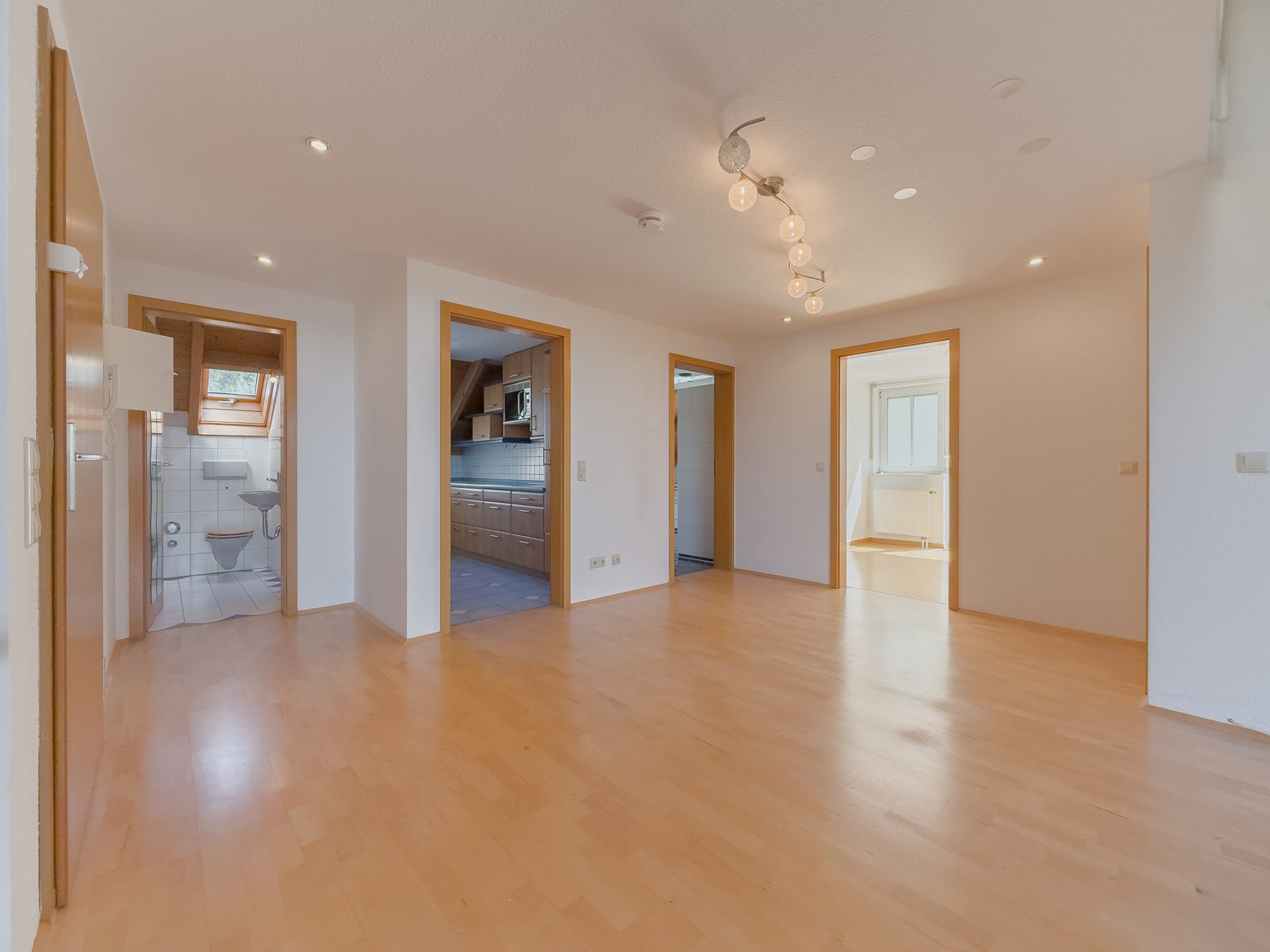 Immobilienangebot - Niedereschach - Alle - Wohnen auf zwei Ebenen:
4,5-Zimmer-Maisonettewohnung mit Balkon in gepflegter Wohnanlage
