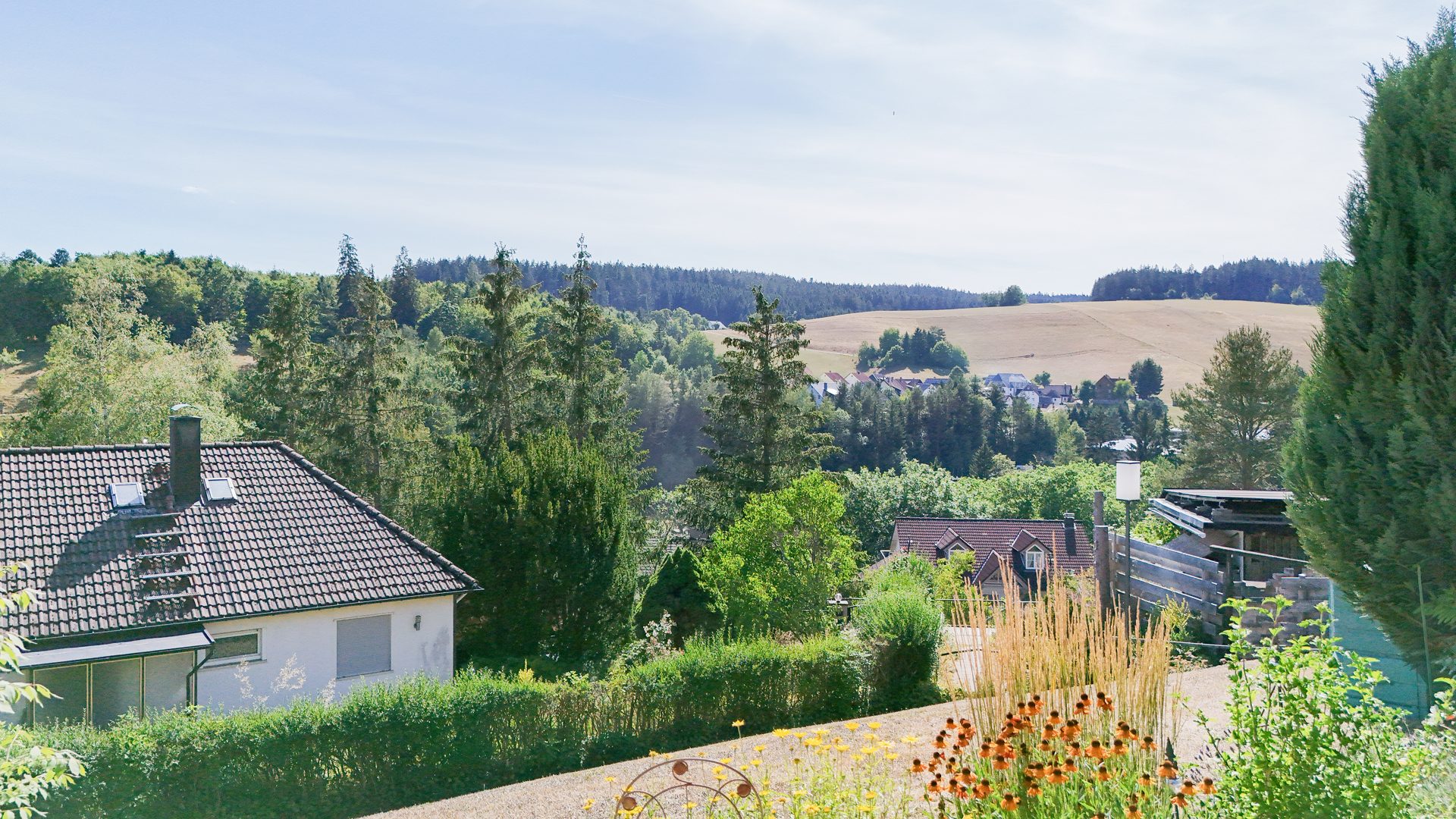 Immobilienangebot - Unterkirnach - Alle - Unverbaubarer Fernblick - Sonnenterrasse, Privatgarten, Wohnküche, Tageslichtbad & bald bezugsfrei!