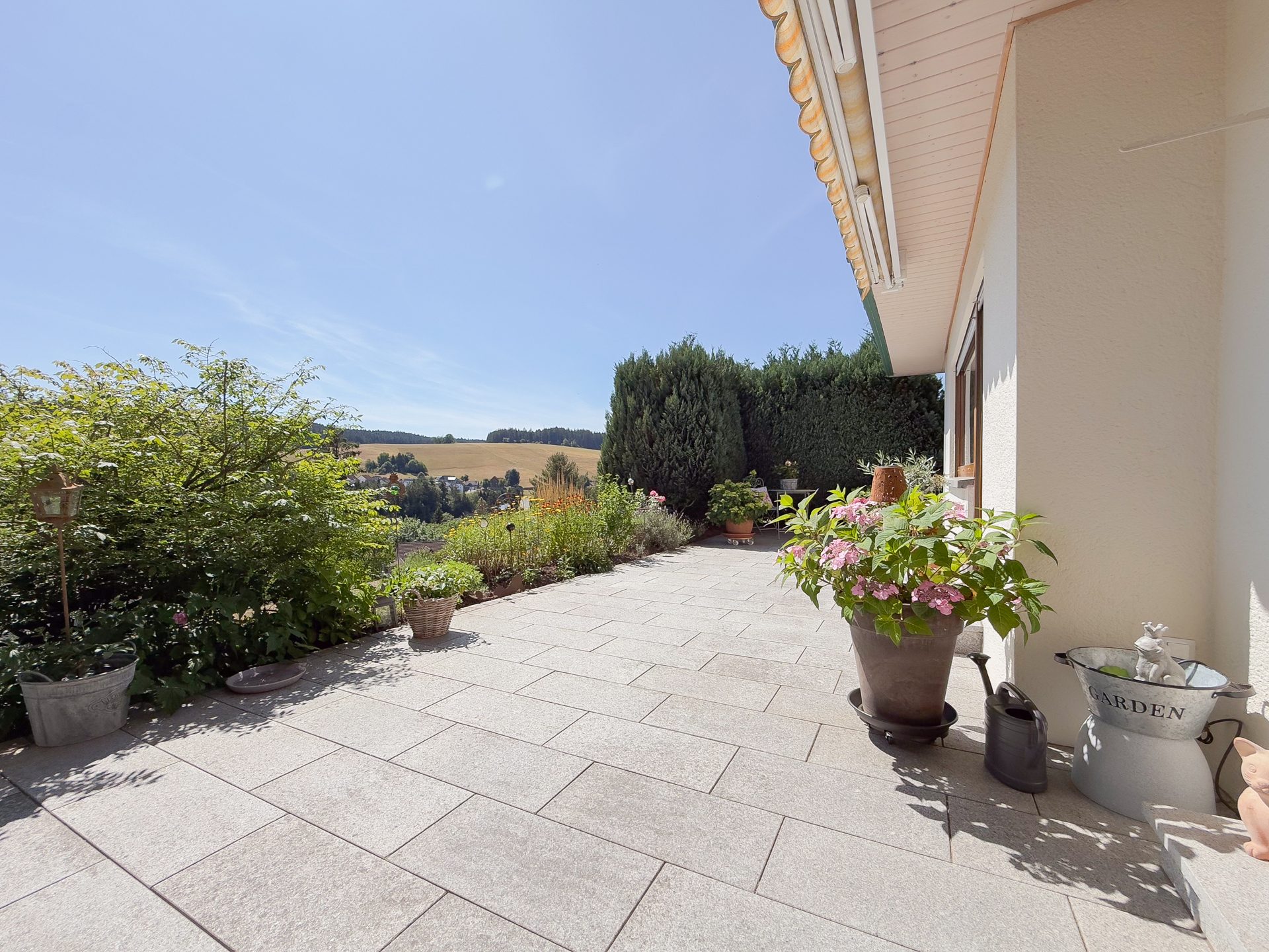 Immobilienangebot - Unterkirnach - Alle - Unverbaubarer Fernblick - Sonnenterrasse, Privatgarten, Wohnküche, Tageslichtbad & bald bezugsfrei!