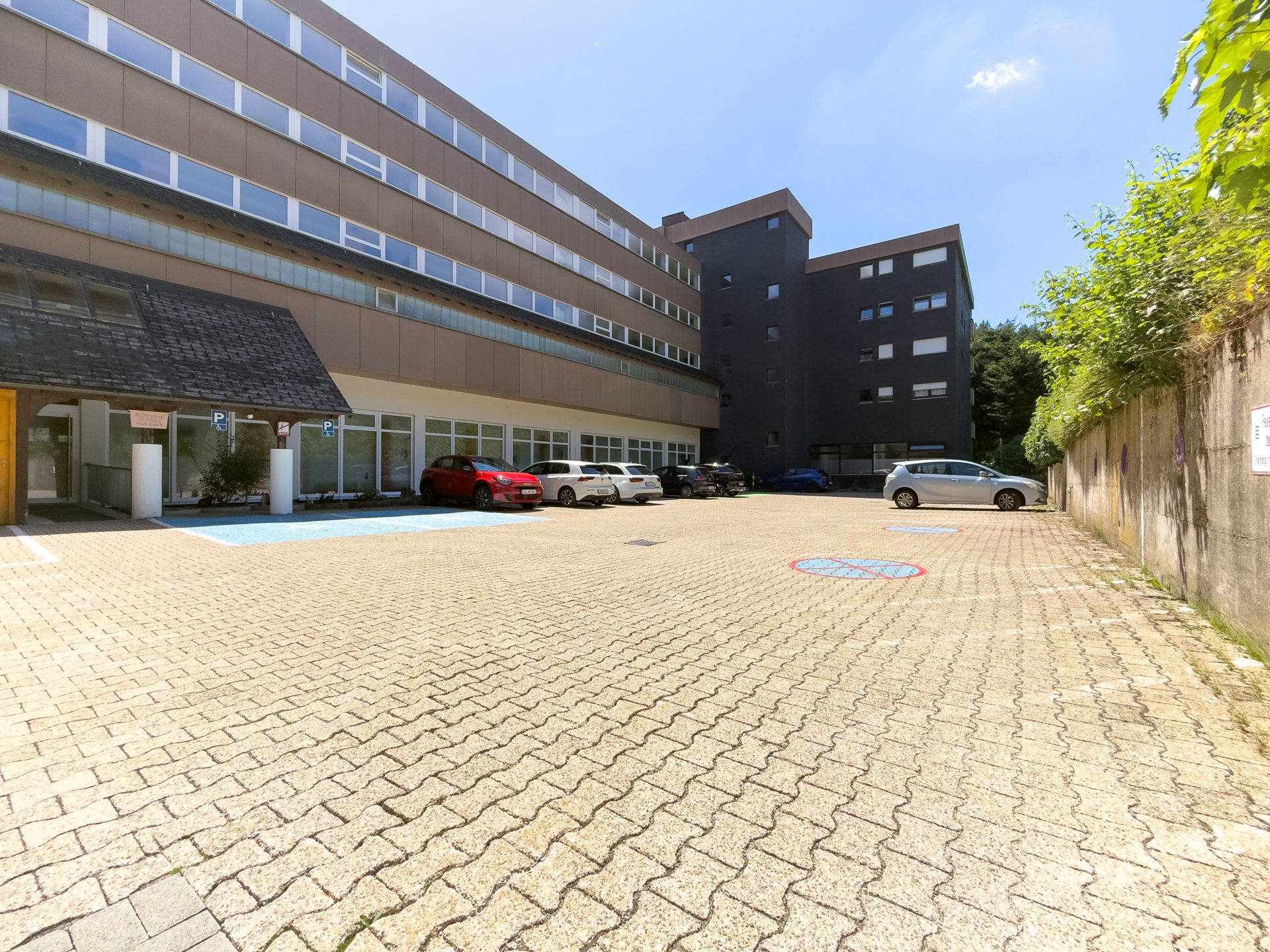 21 Parkplätze seitlich vom Gebäude Immobilienangebot - Schönwald im Schwarzwald - Alle - Komfort-Apartment mit Wellnessbereich