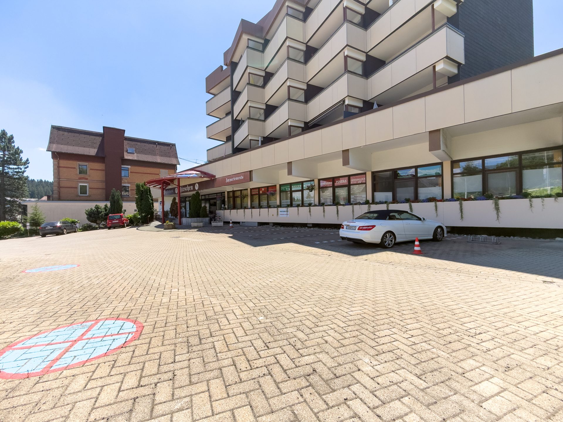 21 Parkplätze vor dem Gebäude Immobilienangebot - Schönwald im Schwarzwald - Alle - Komfort-Apartment mit Wellnessbereich
