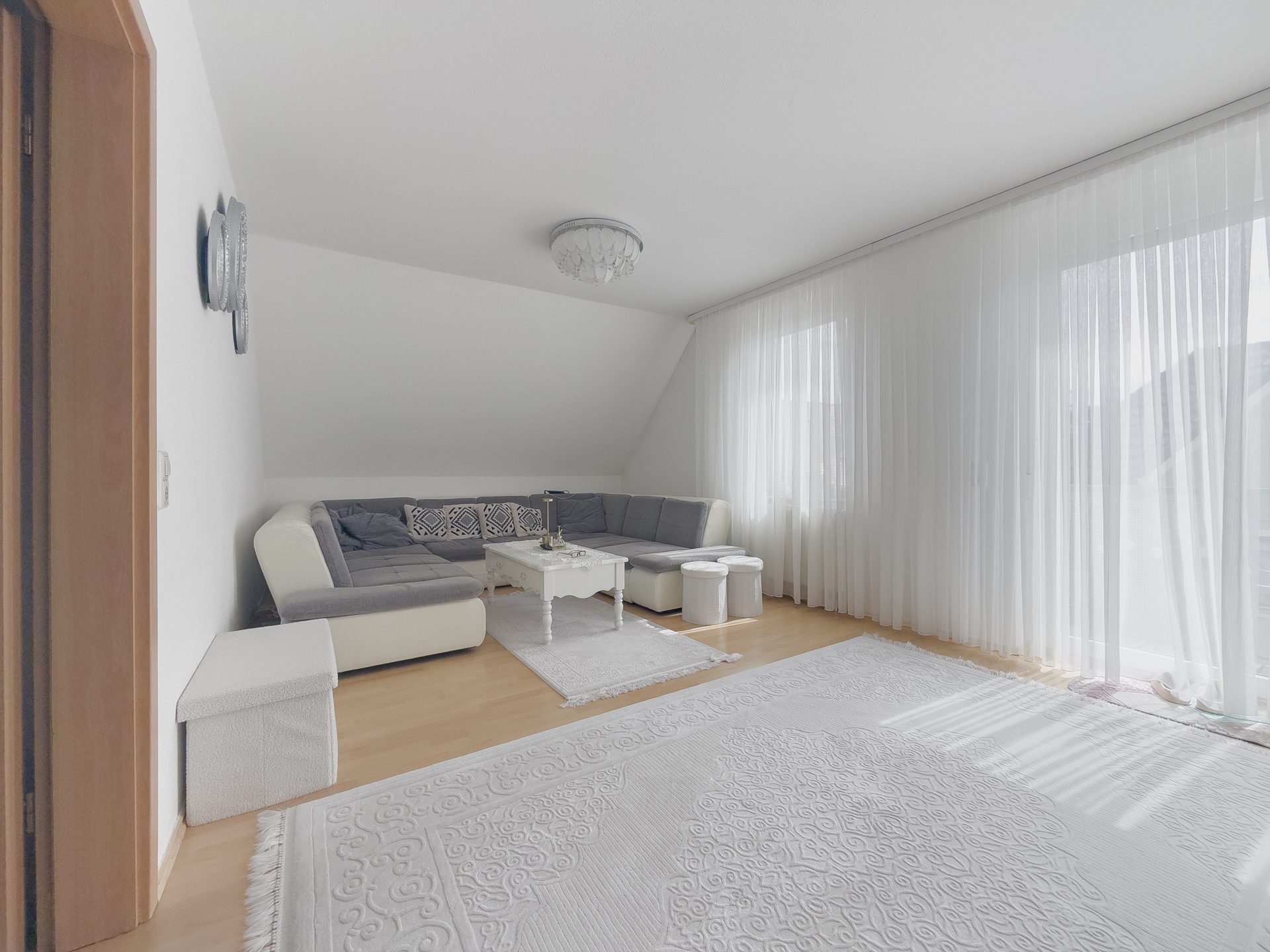 02 Wohnzimmer Immobilienangebot - Bopfingen - Alle - Stadtleben direkt vor der Tür:
Vermietete Maisonettewohnung mit Balkon im Herzen von Bopfingen