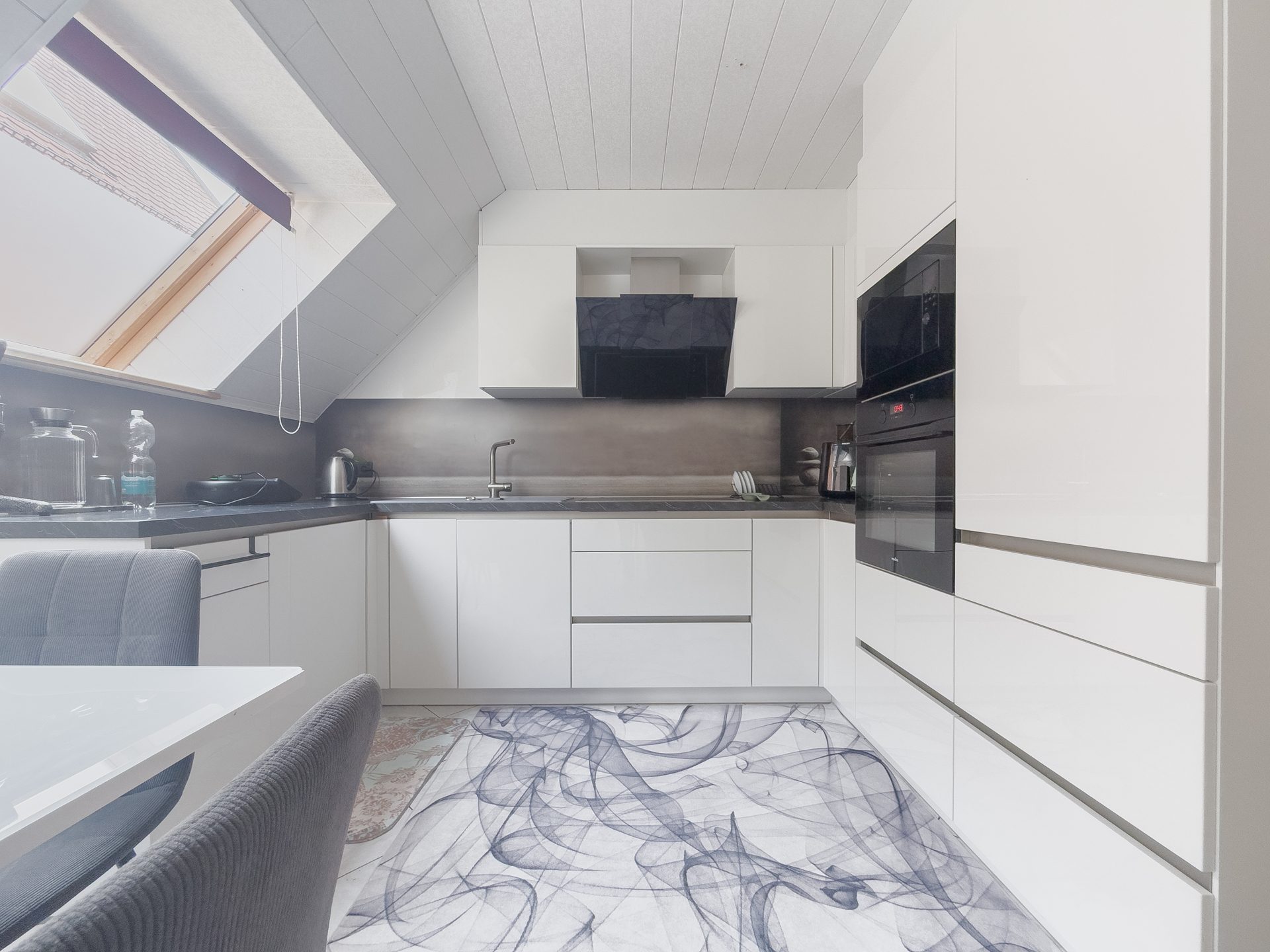 04 Küche Immobilienangebot - Bopfingen - Alle - Stadtleben direkt vor der Tür:
Vermietete Maisonettewohnung mit Balkon im Herzen von Bopfingen