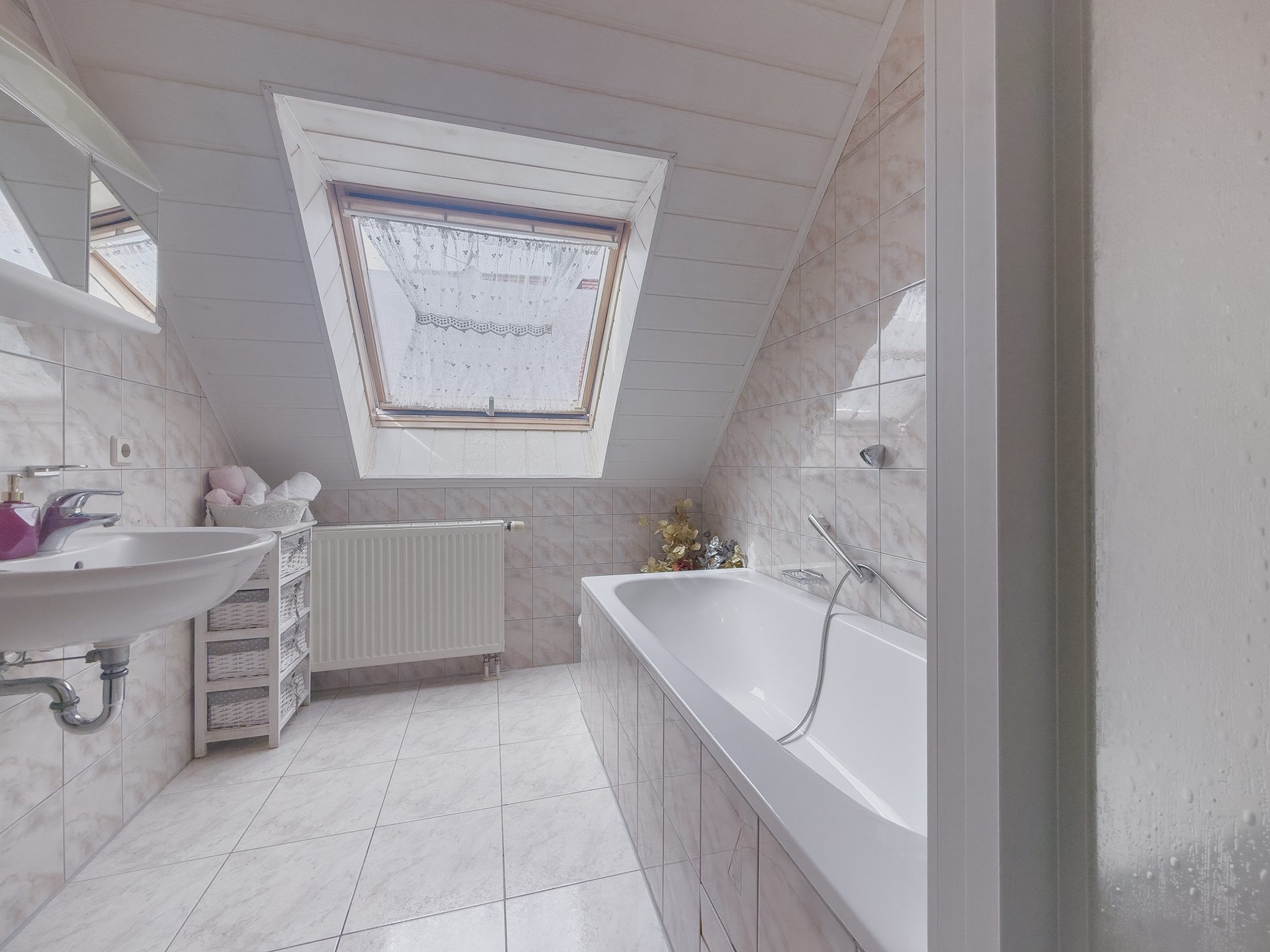 06 Bad mit Dusche & Wanne Immobilienangebot - Bopfingen - Alle - Stadtleben direkt vor der Tür:
Vermietete Maisonettewohnung mit Balkon im Herzen von Bopfingen