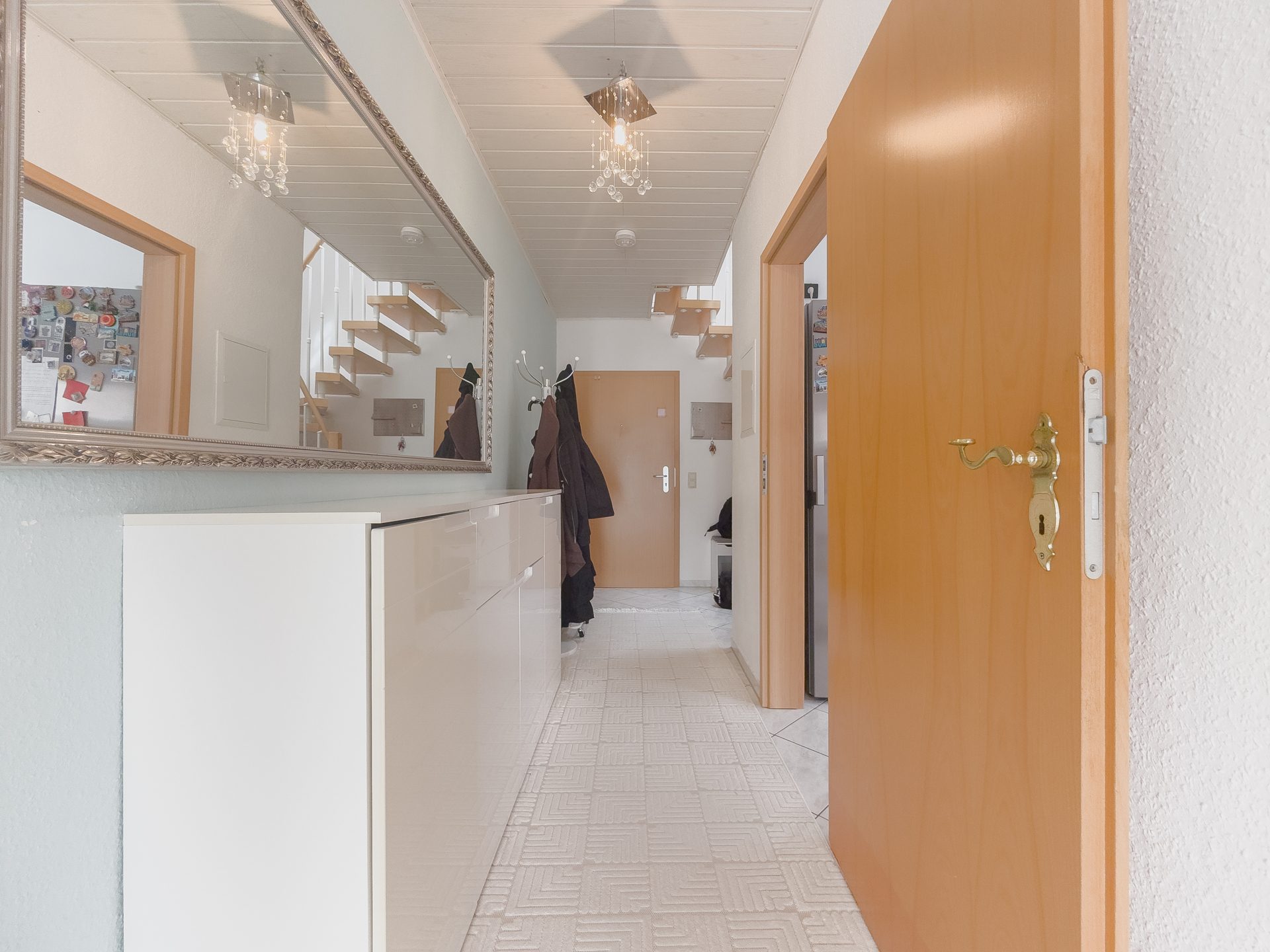 09 Flur – Eingangsbereich Immobilienangebot - Bopfingen - Alle - Stadtleben direkt vor der Tür:
Vermietete Maisonettewohnung mit Balkon im Herzen von Bopfingen