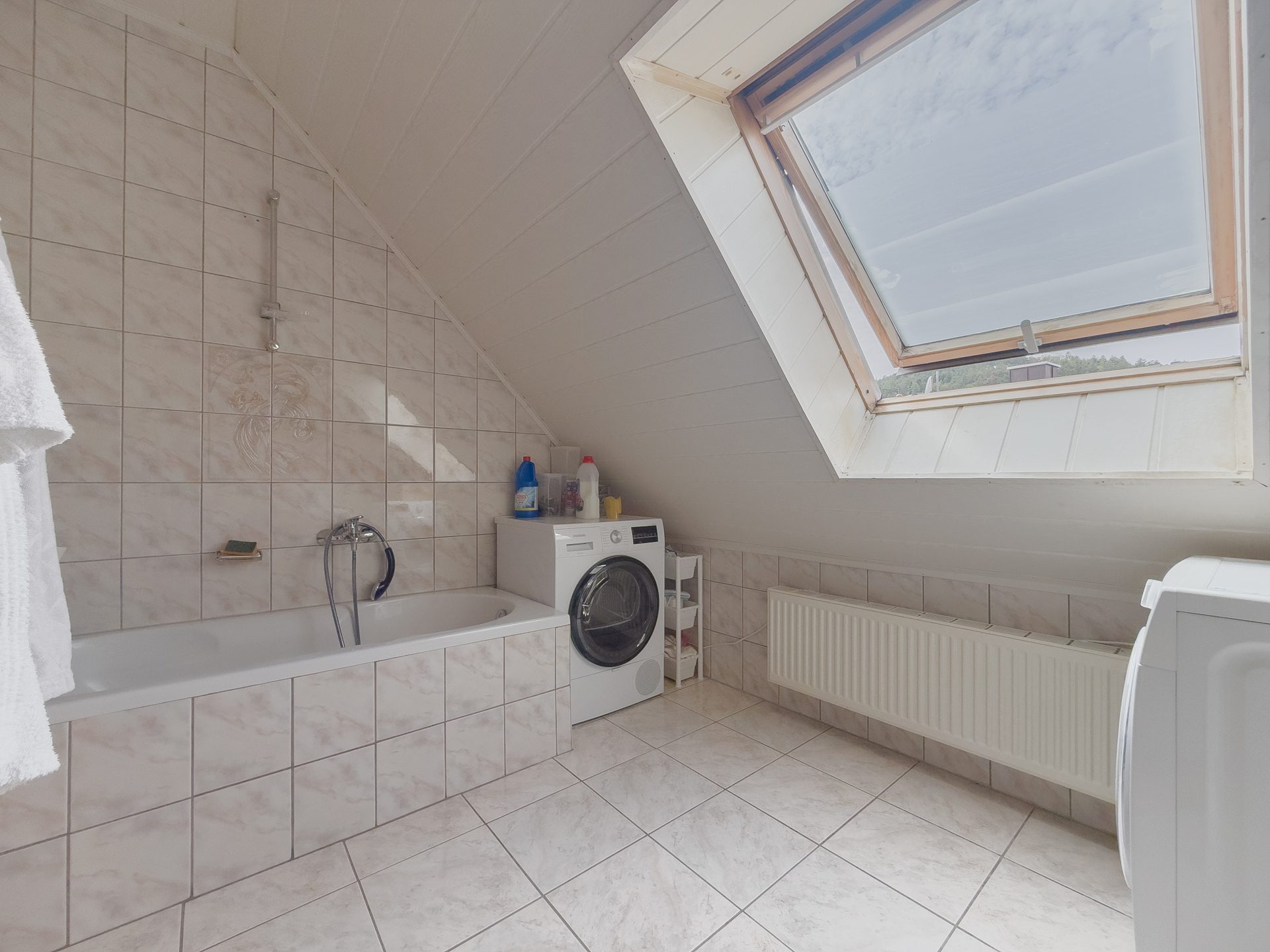 14 DG-Badezimmer_2 Immobilienangebot - Bopfingen - Alle - Stadtleben direkt vor der Tür:
Vermietete Maisonettewohnung mit Balkon im Herzen von Bopfingen