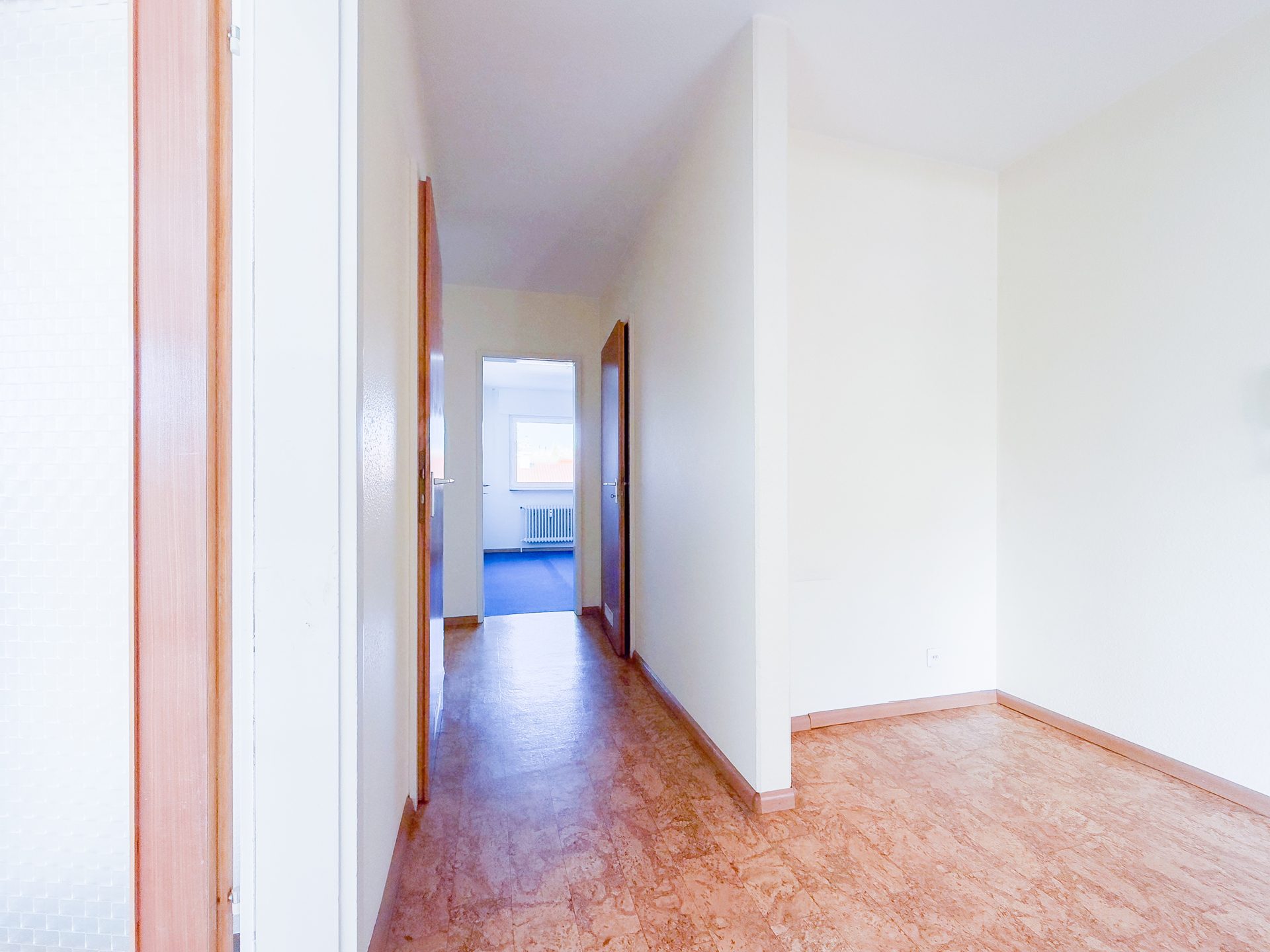 Immobilienangebot - Villingen-Schwenningen - Alle - Bevorzugte Lage, großer Wohnbereich,  sonniger SW-Balkon, TG-Platz, neue Heizung, sofort bezugsfrei!