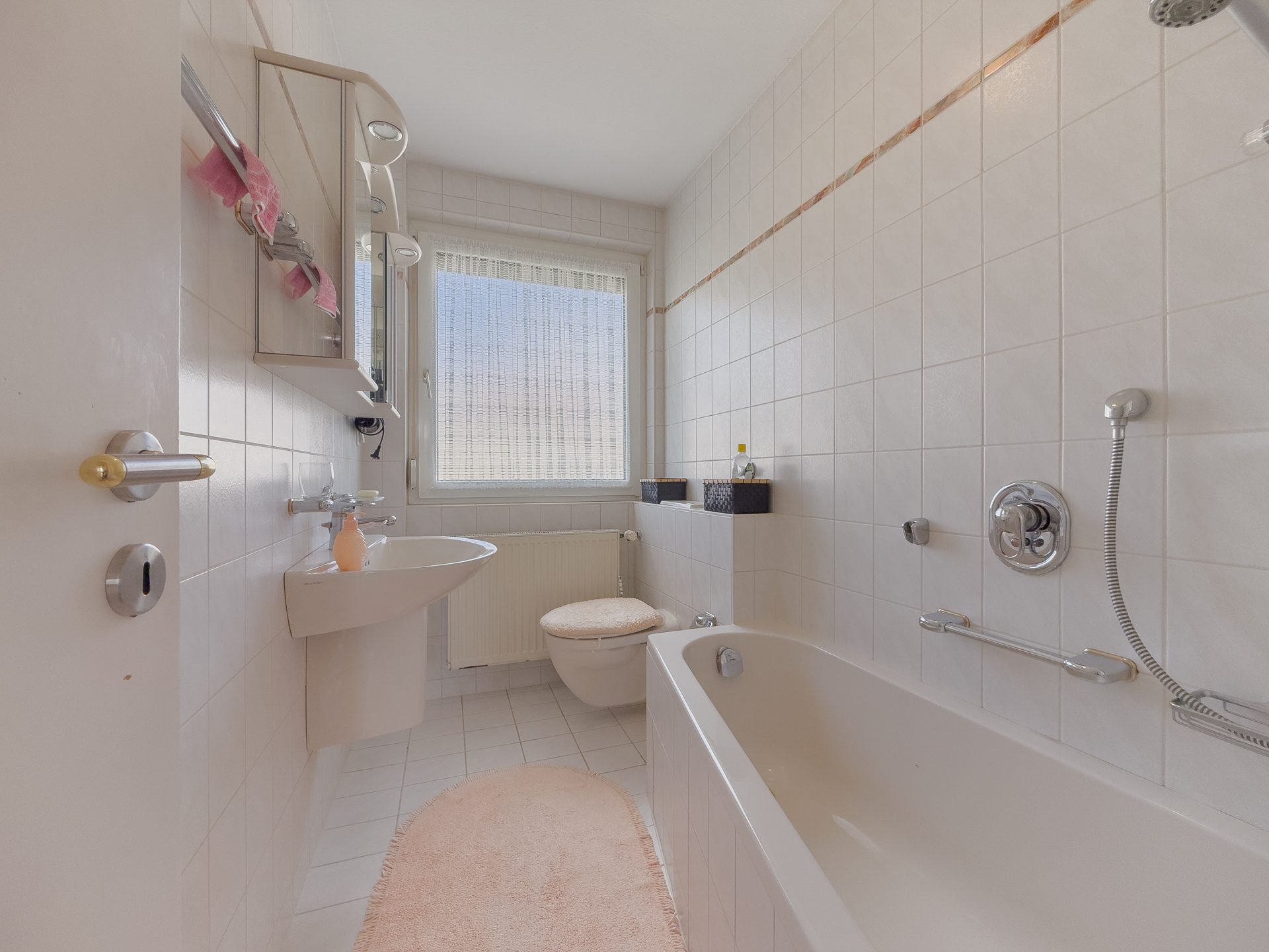 06 OG Badezimmer Immobilienangebot - Villingen-Schwenningen - Alle - Vielseitiges Reihen-Endhaus auf drei Ebenen; 8 Zimmer, großer Garten & attraktive Lage im Goldenbühl