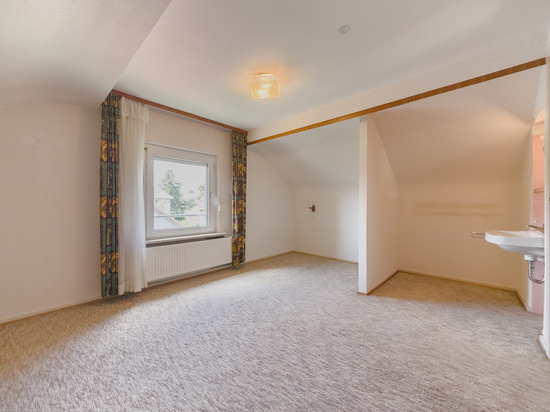 10 DG Zimmer 1 Immobilienangebot - Villingen-Schwenningen - Alle - Vielseitiges Reihen-Endhaus auf drei Ebenen; 8 Zimmer, großer Garten & attraktive Lage im Goldenbühl