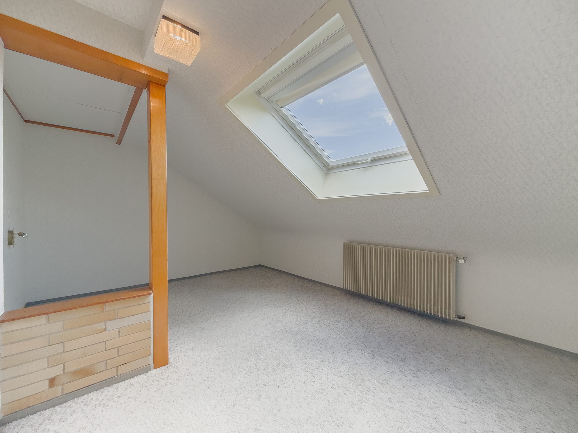 11 DG Zimmer 2 Immobilienangebot - Villingen-Schwenningen - Alle - Vielseitiges Reihen-Endhaus auf drei Ebenen; 8 Zimmer, großer Garten & attraktive Lage im Goldenbühl