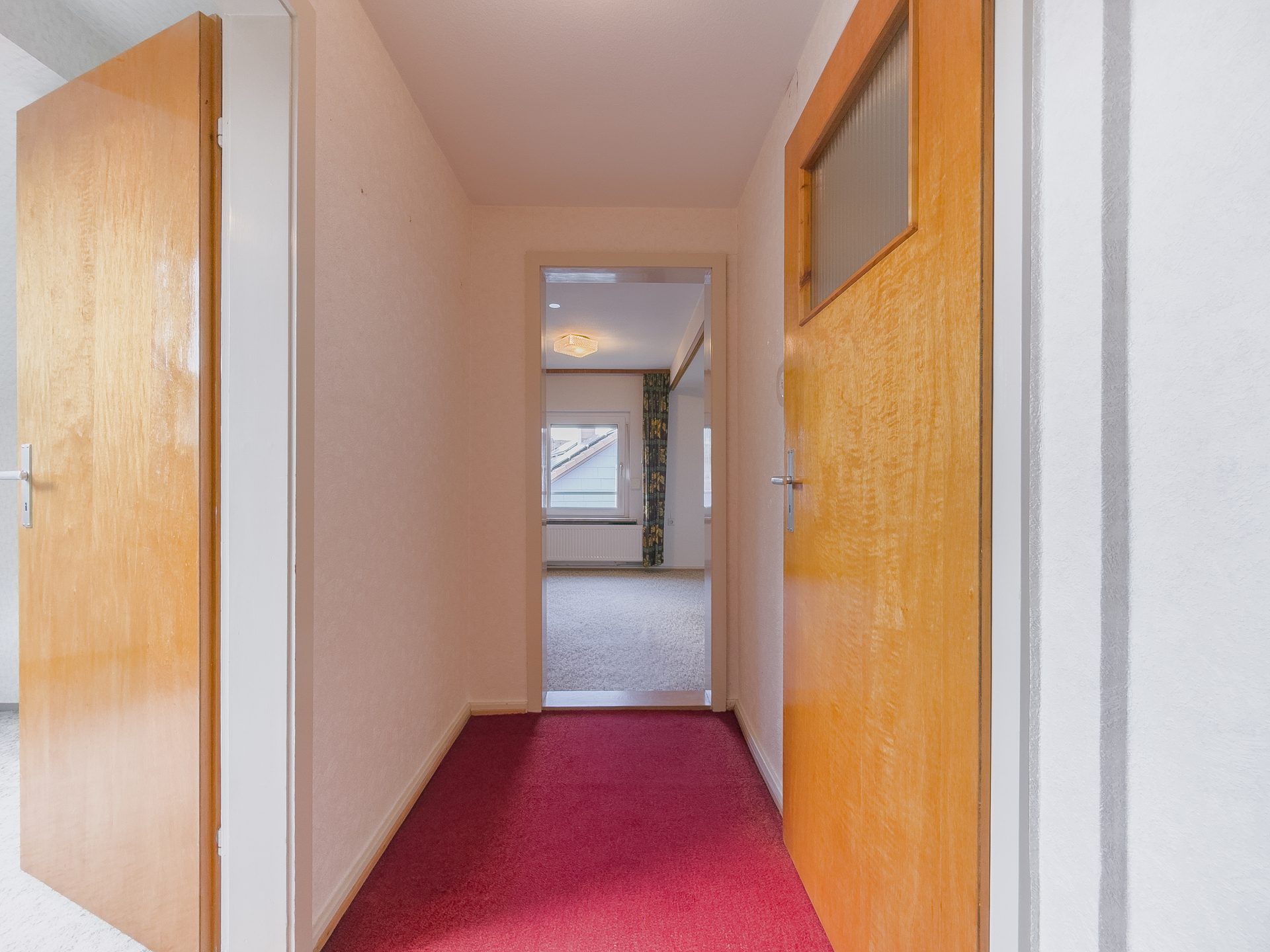 13 DG Flur Immobilienangebot - Villingen-Schwenningen - Alle - Vielseitiges Reihen-Endhaus auf drei Ebenen; 8 Zimmer, großer Garten & attraktive Lage im Goldenbühl