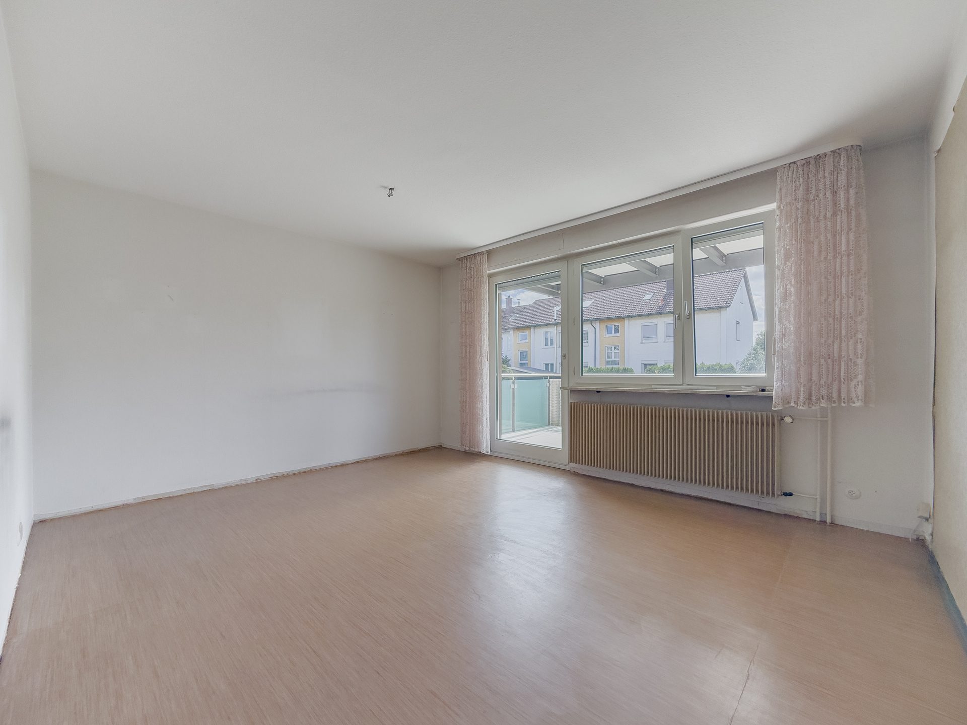 14 EG Wohnzimmer Immobilienangebot - Villingen-Schwenningen - Alle - Vielseitiges Reihen-Endhaus auf drei Ebenen; 8 Zimmer, großer Garten & attraktive Lage im Goldenbühl