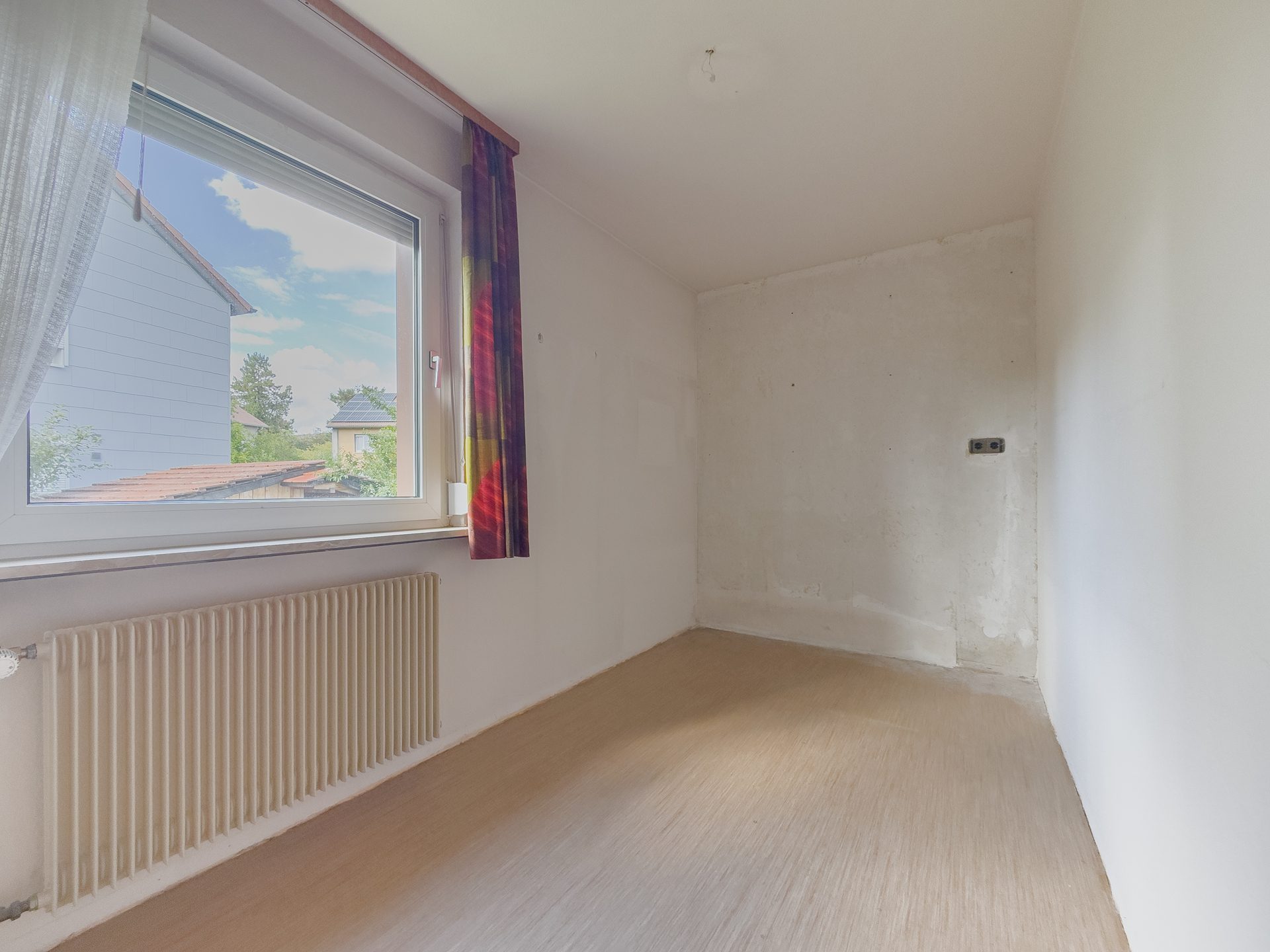 17 EG Zimmer Immobilienangebot - Villingen-Schwenningen - Alle - Vielseitiges Reihen-Endhaus auf drei Ebenen; 8 Zimmer, großer Garten & attraktive Lage im Goldenbühl