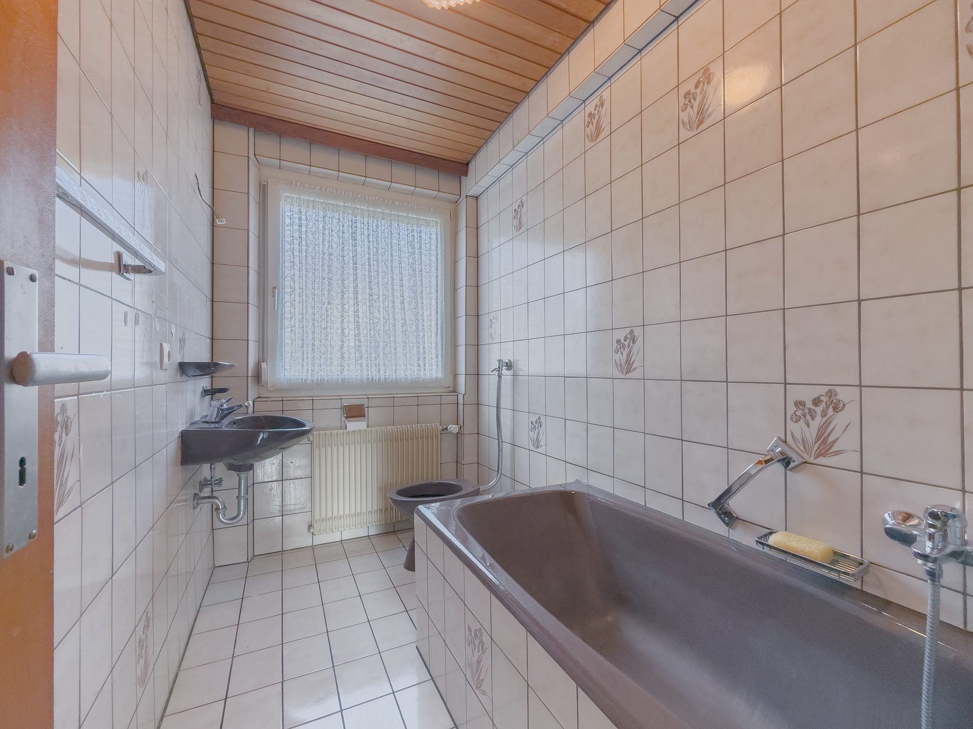 18 EG Bad Immobilienangebot - Villingen-Schwenningen - Alle - Vielseitiges Reihen-Endhaus auf drei Ebenen; 8 Zimmer, großer Garten & attraktive Lage im Goldenbühl