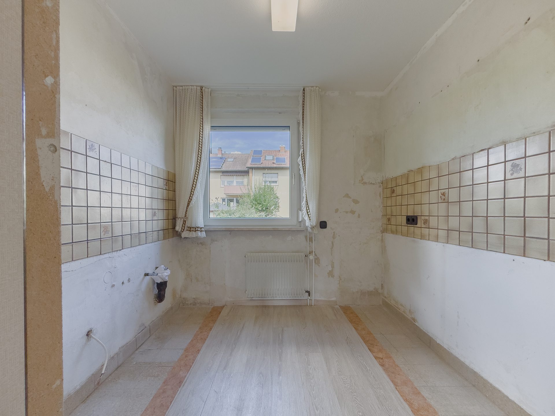 19 EG Küche Immobilienangebot - Villingen-Schwenningen - Alle - Vielseitiges Reihen-Endhaus auf drei Ebenen; 8 Zimmer, großer Garten & attraktive Lage im Goldenbühl
