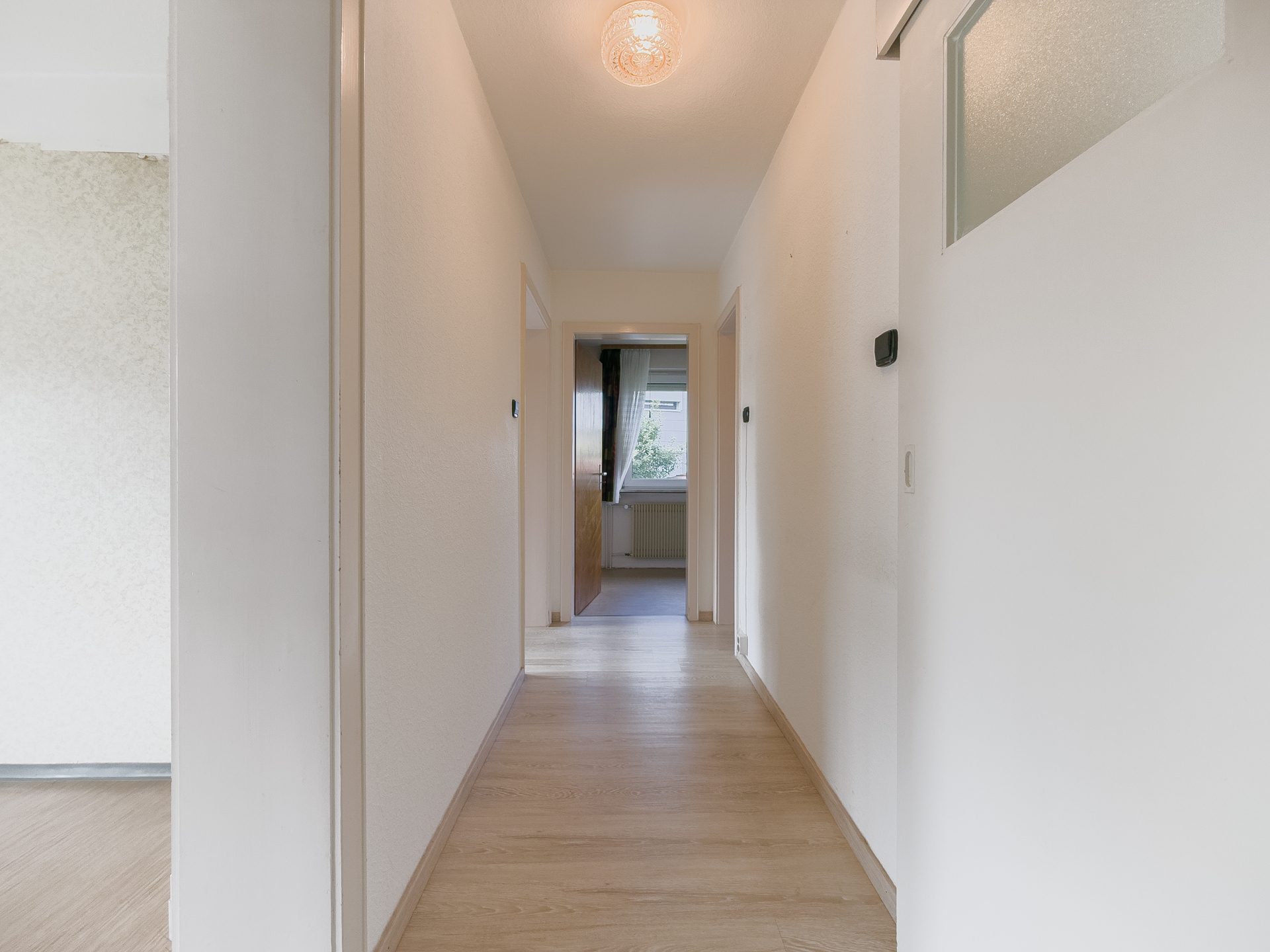 20 EG Flur Immobilienangebot - Villingen-Schwenningen - Alle - Vielseitiges Reihen-Endhaus auf drei Ebenen; 8 Zimmer, großer Garten & attraktive Lage im Goldenbühl