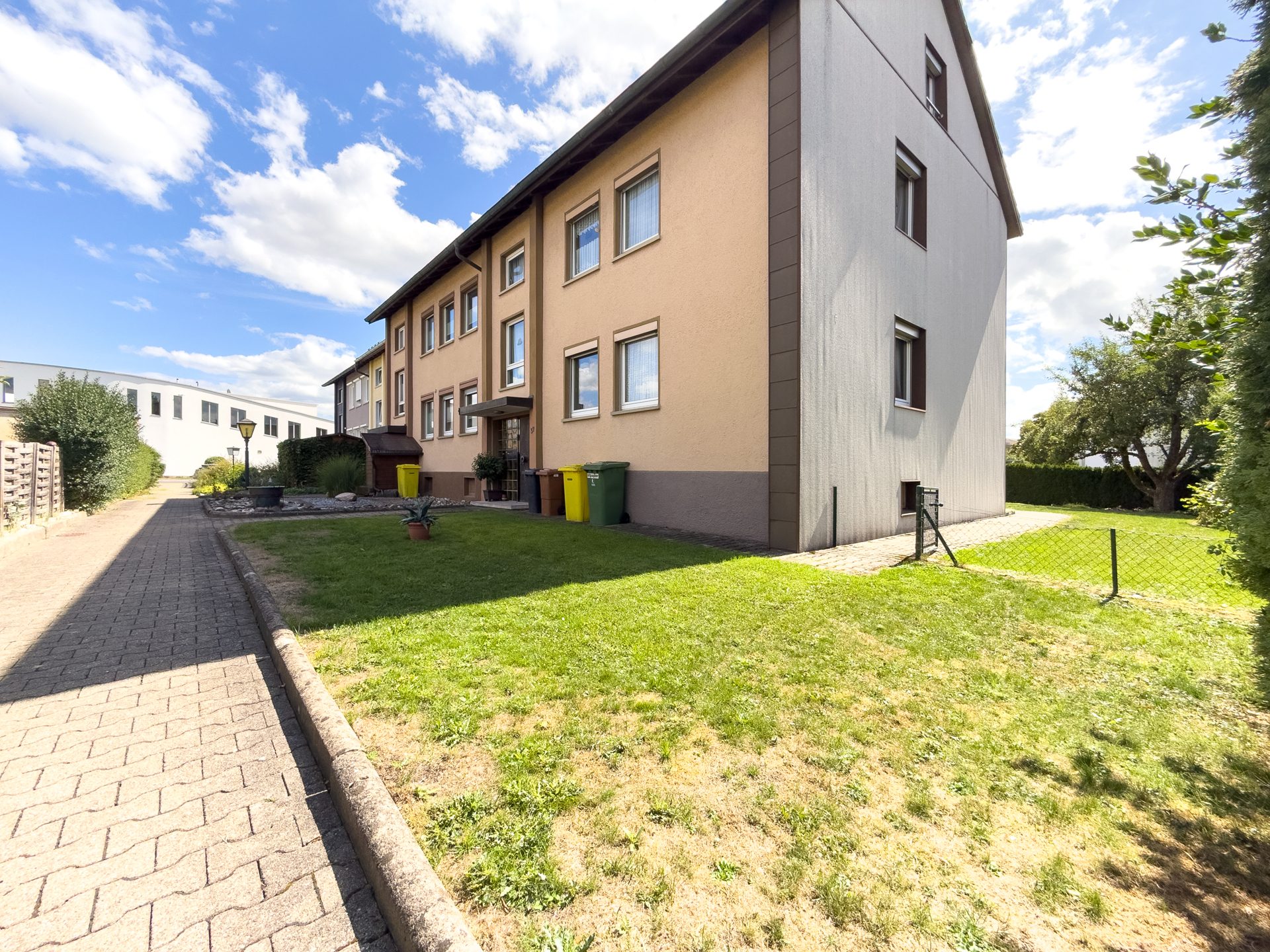22 Ostansicht Immobilienangebot - Villingen-Schwenningen - Alle - Vielseitiges Reihen-Endhaus auf drei Ebenen; 8 Zimmer, großer Garten & attraktive Lage im Goldenbühl