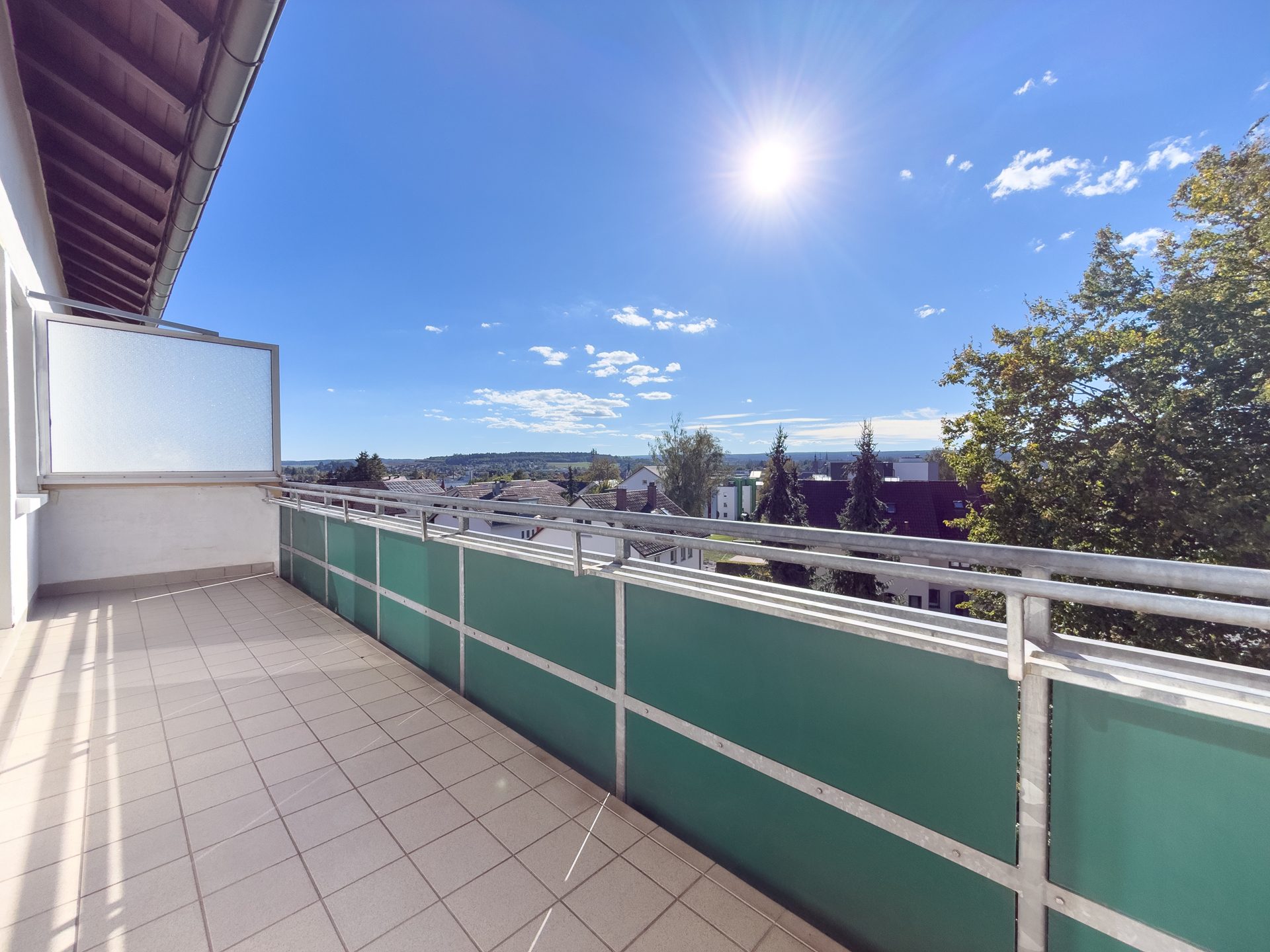 Immobilienangebot - Villingen-Schwenningen - Alle - Westbalkon, Wintergarten & ein Extra-Raum unterm Dach
3-Zimmer Wohnung mit Renovierungspotenzial