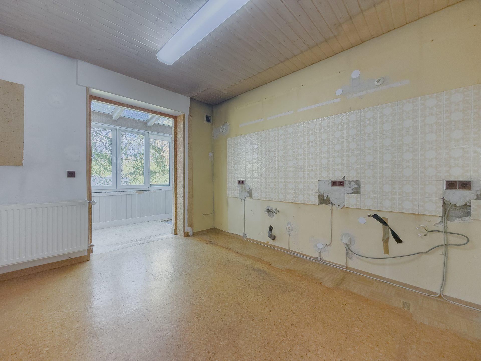07 Küche mit Zugang zum Wintergarten Immobilienangebot - Villingen-Schwenningen - Alle - Westbalkon, Wintergarten & ein Extra-Raum unterm Dach
3-Zimmer Wohnung mit Renovierungspotenzial