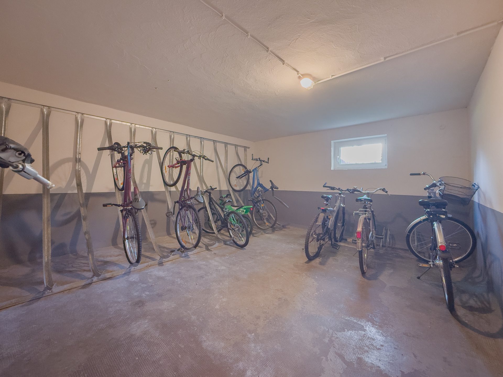 16 Fahrradkeller Immobilienangebot - Villingen-Schwenningen - Alle - Westbalkon, Wintergarten & ein Extra-Raum unterm Dach
3-Zimmer Wohnung mit Renovierungspotenzial