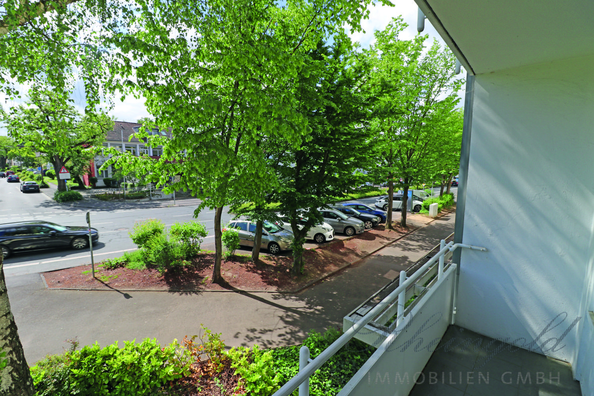 Immobilienangebot - Bonn - Wohnungen - Gut geschnittene 4-Zimmer-Wohnung mit modernisiertem Bad:
mit 2 Balkone , Ruhig und gut angebunden
