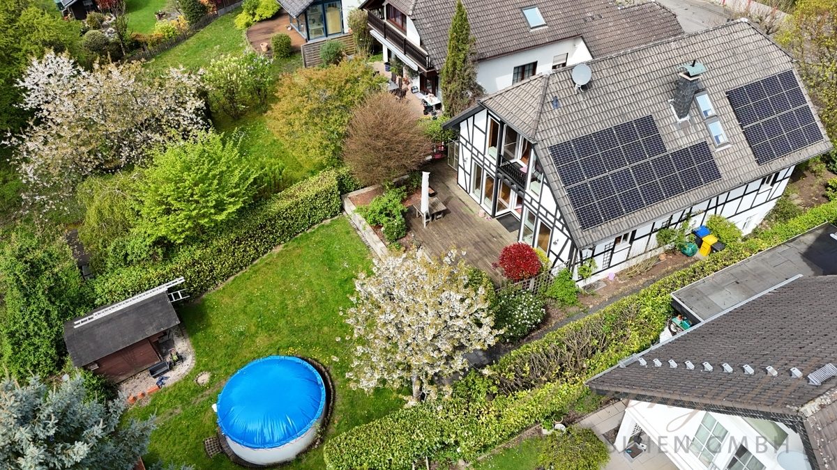 Immobilienangebot - Bergisch Gladbach - Häuser - Am Landschaftsschutzgebiet: Große Fenster & viel Licht: Platz für die Familie, mit Einliegerwohnung