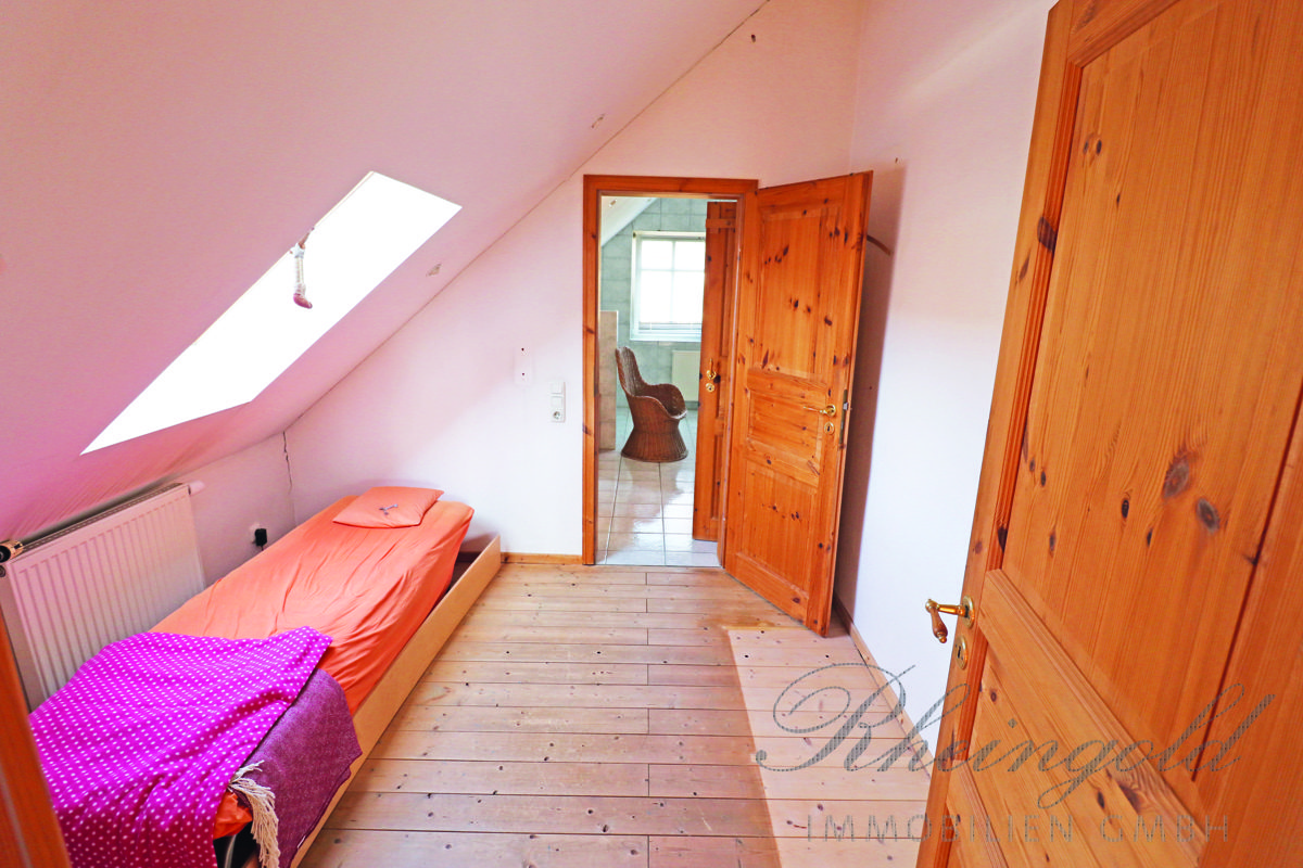 Immobilienangebot - Bergisch Gladbach - Häuser - Am Landschaftsschutzgebiet: Große Fenster & viel Licht: Platz für die Familie, mit Einliegerwohnung