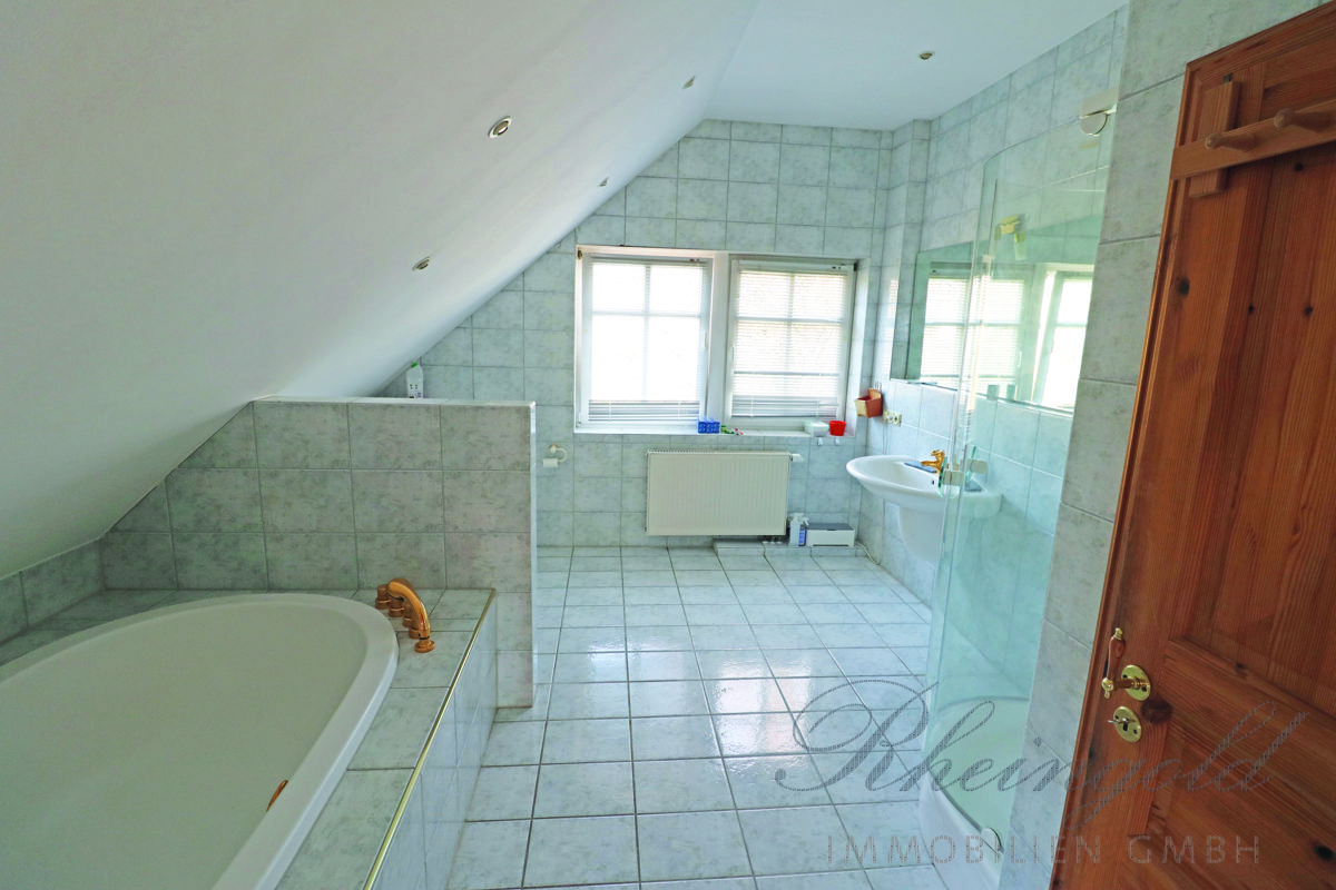 Immobilienangebot - Bergisch Gladbach - Häuser - Am Landschaftsschutzgebiet: Große Fenster & viel Licht: Platz für die Familie, mit Einliegerwohnung