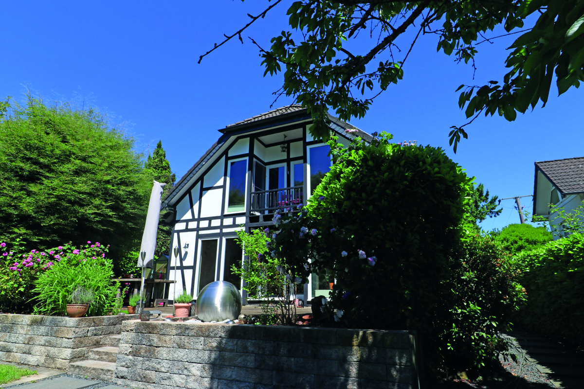 Immobilienangebot - Bergisch Gladbach - Häuser - Am Landschaftsschutzgebiet: Große Fenster & viel Licht: Platz für die Familie, mit Einliegerwohnung