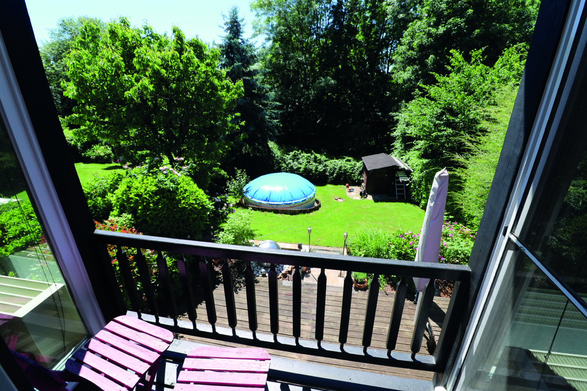 Immobilienangebot - Bergisch Gladbach - Häuser - Am Landschaftsschutzgebiet: Große Fenster & viel Licht: Platz für die Familie, mit Einliegerwohnung