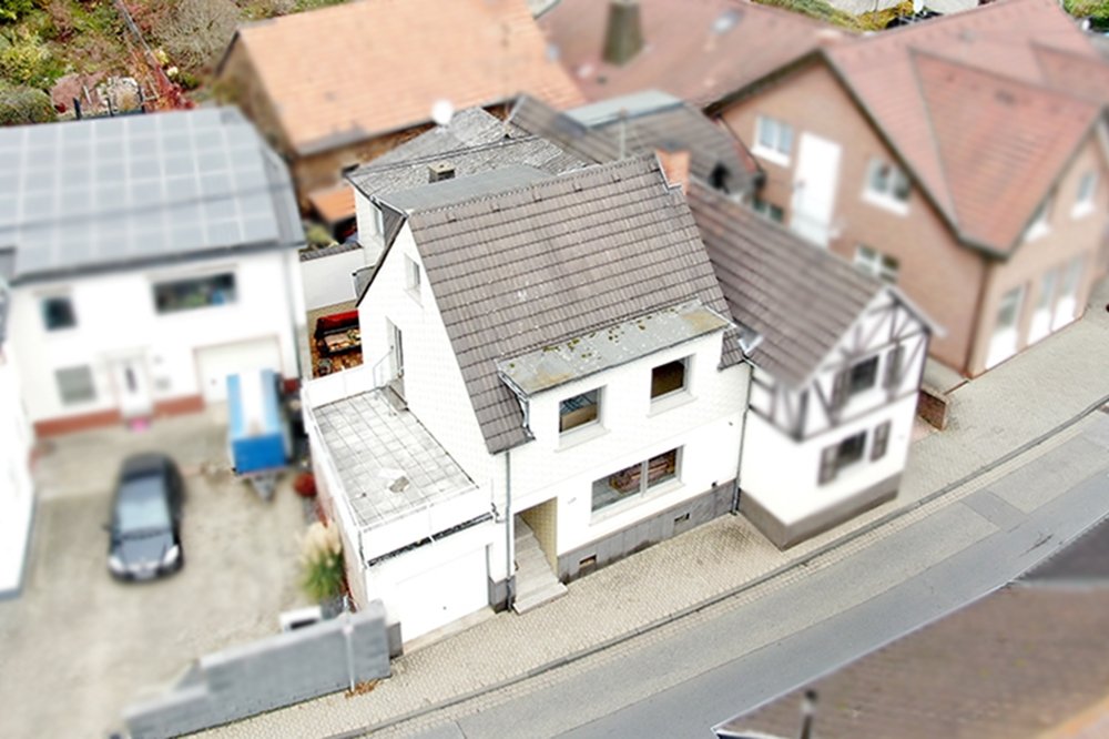 Gütelhöfer Immobilien - Immobilienangebot - Niederzissen - Alle - Solides Einfamilienhaus mit großem Balkon und viel Potenzial im Stadtkern von Niederzissen
