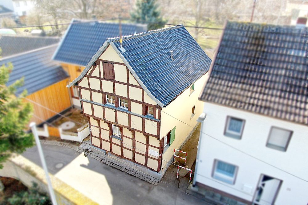 Gütelhöfer Immobilien - Immobilienangebot - Euskirchen / Dom-Esch - Alle - Historisch Wohnen wie im 1600 Jahrhundert! Sanierungsbedürftiges Fachwerkhaus für Liebhaber