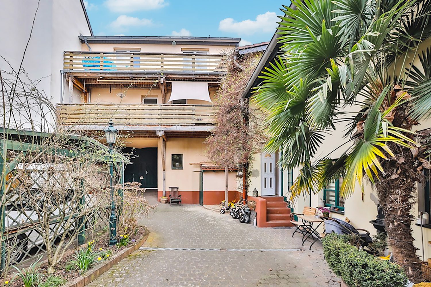 Ansicht Gebäudeteil Gütelhöfer Immobilien - Immobilienangebot - Bornheim / Waldorf - Alle - Gemütliche Maisonettewohnung mit Hofcharakter, 2 Balkonen und neuem Bad in Bornheim-Waldorf