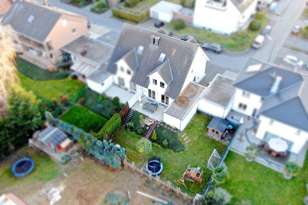 Luftaufnahme Gütelhöfer Immobilien - Immobilienangebot - Bornheim / Merten - Alle - Familiendomizil in Merten! Moderne Doppelhaushälfte mit Garage, Stellplatz, Terrasse und Relaxgarten