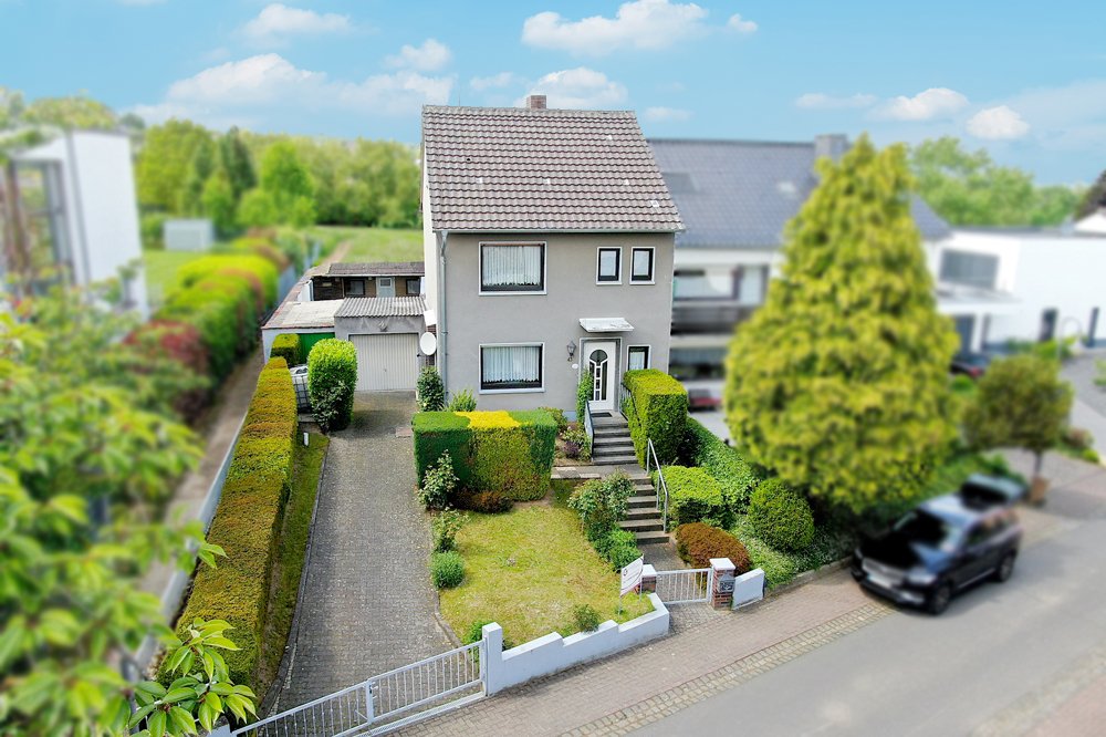 Gebäudeansicht Gütelhöfer Immobilien - Immobilienangebot - Alfter / Gielsdorf - Alle - Für die kleine Familie! Einfamilienhaus mit Garten, Garage und pfiffigem Grundriss - Gebotsverfahren