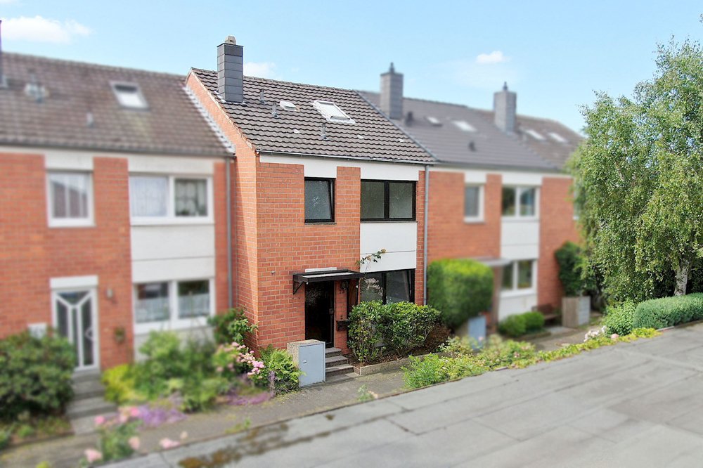 Gebäudeansicht Gütelhöfer Immobilien - Immobilienangebot - Bonn / Lessenich - Alle - Bezugsfreies Reihenmittelhaus mit Terrasse, Garten, und Garage in Bonn-Lessenich - Gebotsverfahren