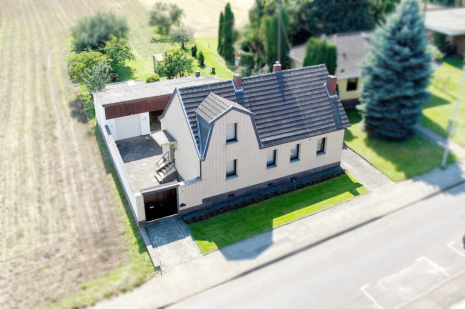 Gütelhöfer Immobilien - Immobilienangebot - Bornheim / Merten - Alle - Freistehendes sanierungsbedürftiges Einfamilienhaus mit Ausbaupotenzial in Merten - Gebotsverfahren