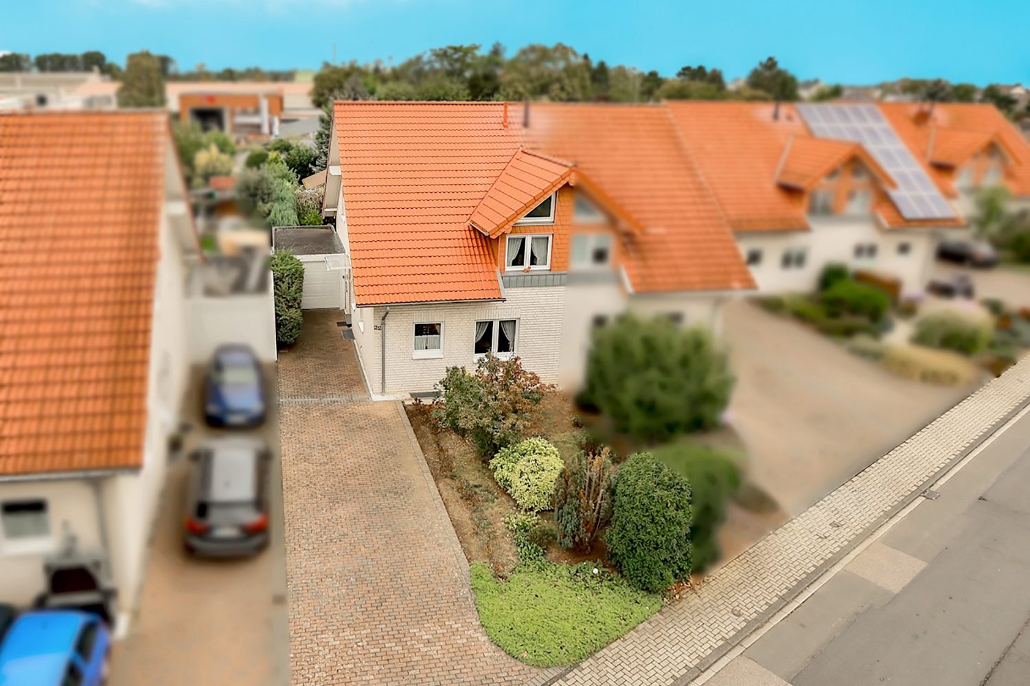 Hausansicht Gütelhöfer Immobilien - Immobilienangebot - Euskirchen / Kuchenheim - Alle - Kuchenheim: Moderne Doppelhaushälfte mit Garage und großem Garten in Kuchenheim - Gebotsverfahren