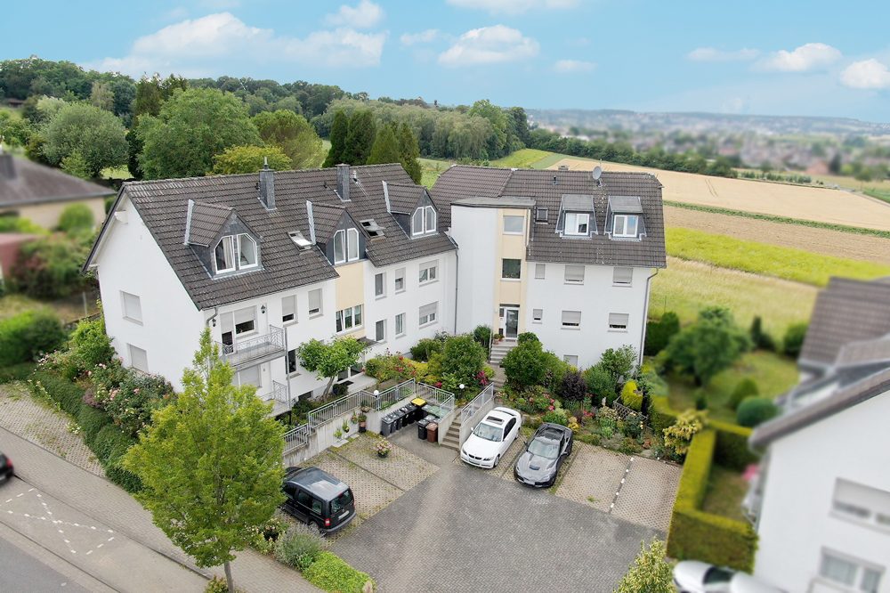 Gütelhöfer Immobilien - Immobilienangebot - Bornheim - Alle - Moderne Dachgeschosswohnung mit Balkon, Einbauküche, Gäste-WC und Kfz-Stellplatz - Gebotsverfahren