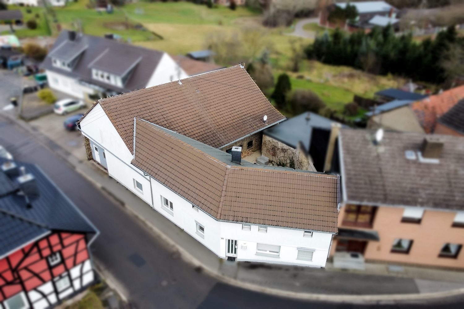 Gütelhöfer Immobilien - Immobilienangebot - Bad Münstereifel / Houverath - Alle - Wohnhaus mit Werkstatt für Handwerker, Schrauber und Individualisten in Houverath  - Gebotsverfahren