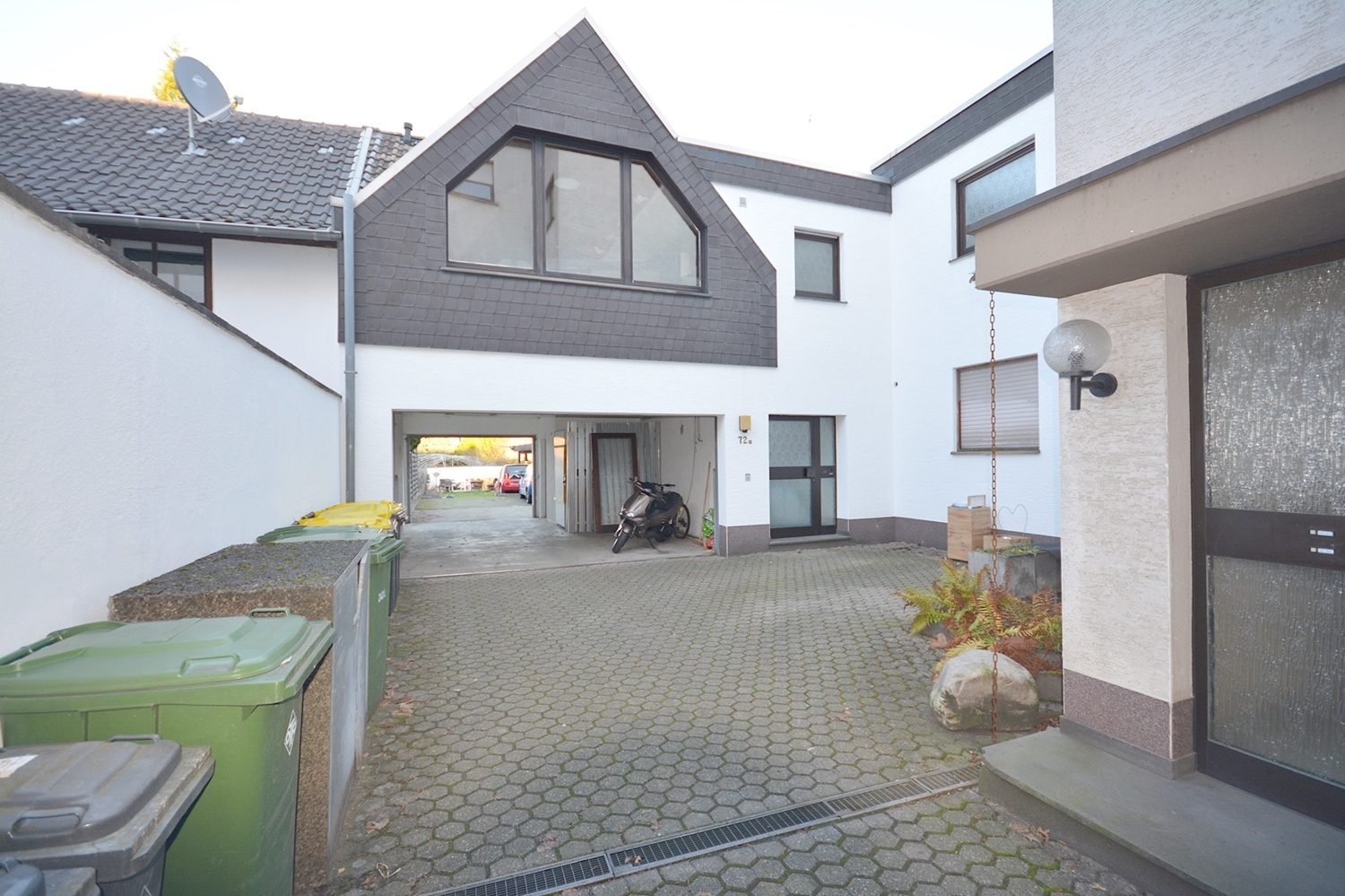 Gebäudeansicht Gütelhöfer Immobilien - Immobilienangebot - Bornheim / Roisdorf - Alle - Zentral und großzügig - Zweiraumwohnung mit eigenem Eingang und Einbauküche in Roisdorf